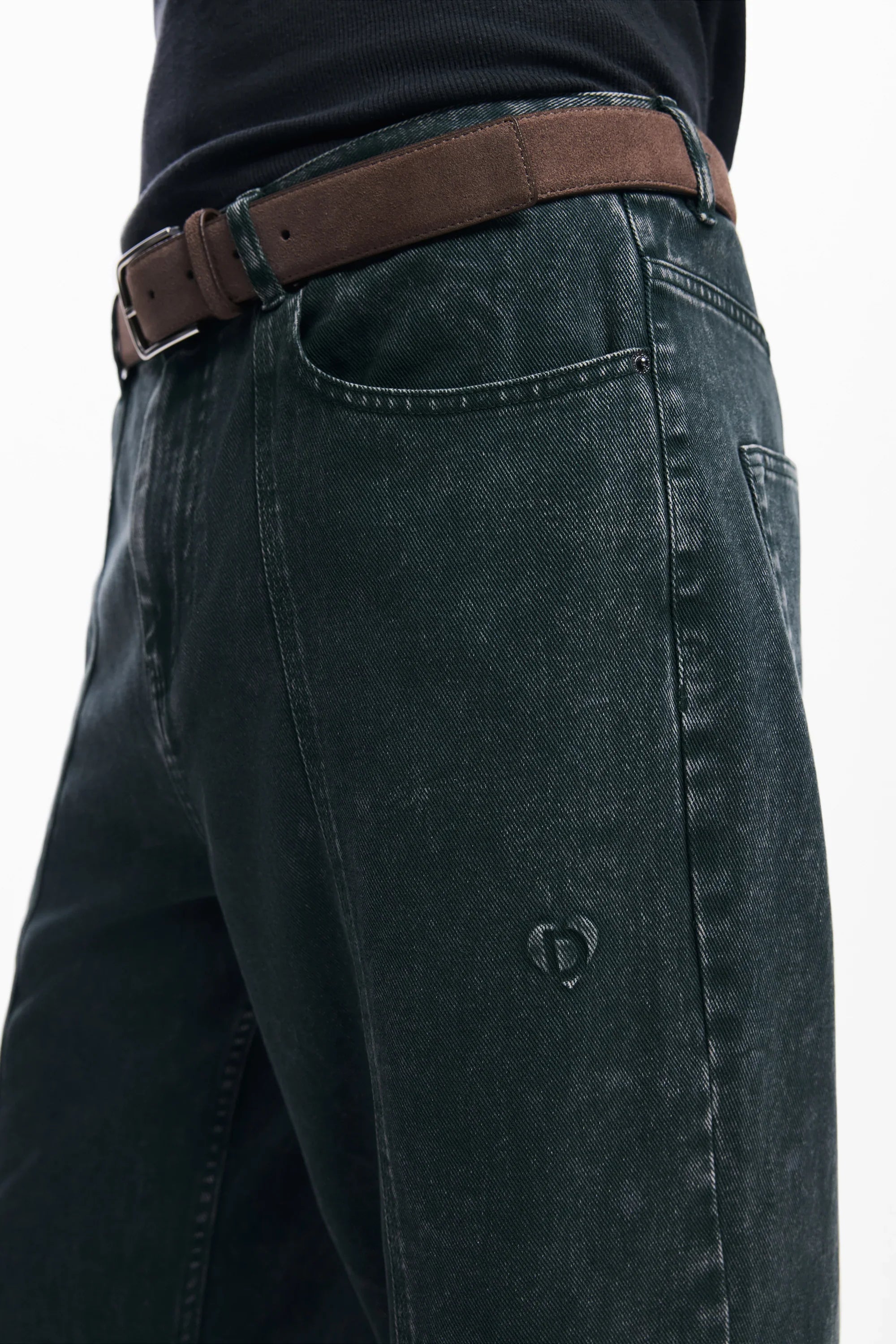 ג'ינס שחור לגבר CHOZEN עם חגורת בד חומה, לוגו קטן רקום ליד הכיס