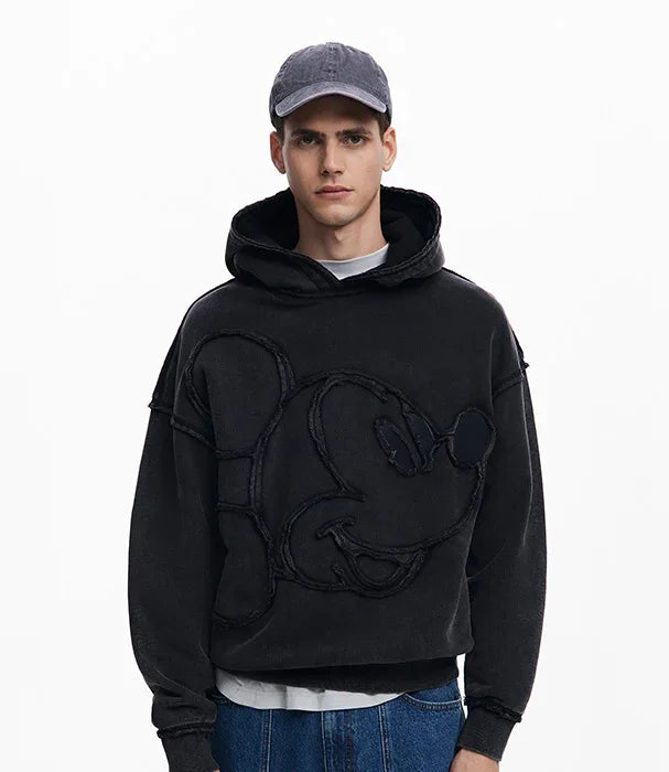 גבר לובש קפוצ'ון שחור עם דמות מיקי מאוס וכובע אופנתי, אופנת גברים CHOZEN