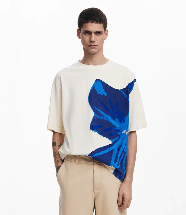 דוגמן לובש חולצת טי לבנה בהדפס פרח כחול גדול, אופנת גברים CHOZEN