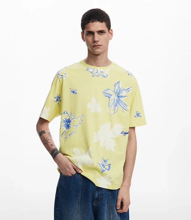 גבר לובש חולצת טי צהובה עם הדפס פרחוני כחול, אופנה עדכנית מבית CHOZEN
