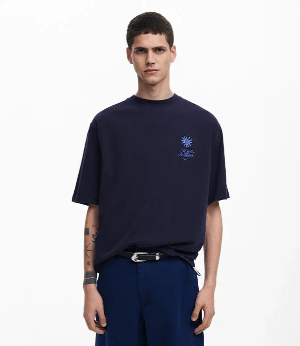 גבר לובש חולצת טי כהה עם הדפס תכלת של כף דקל, אופנה עדכנית CHOZEN מותגים מובילים