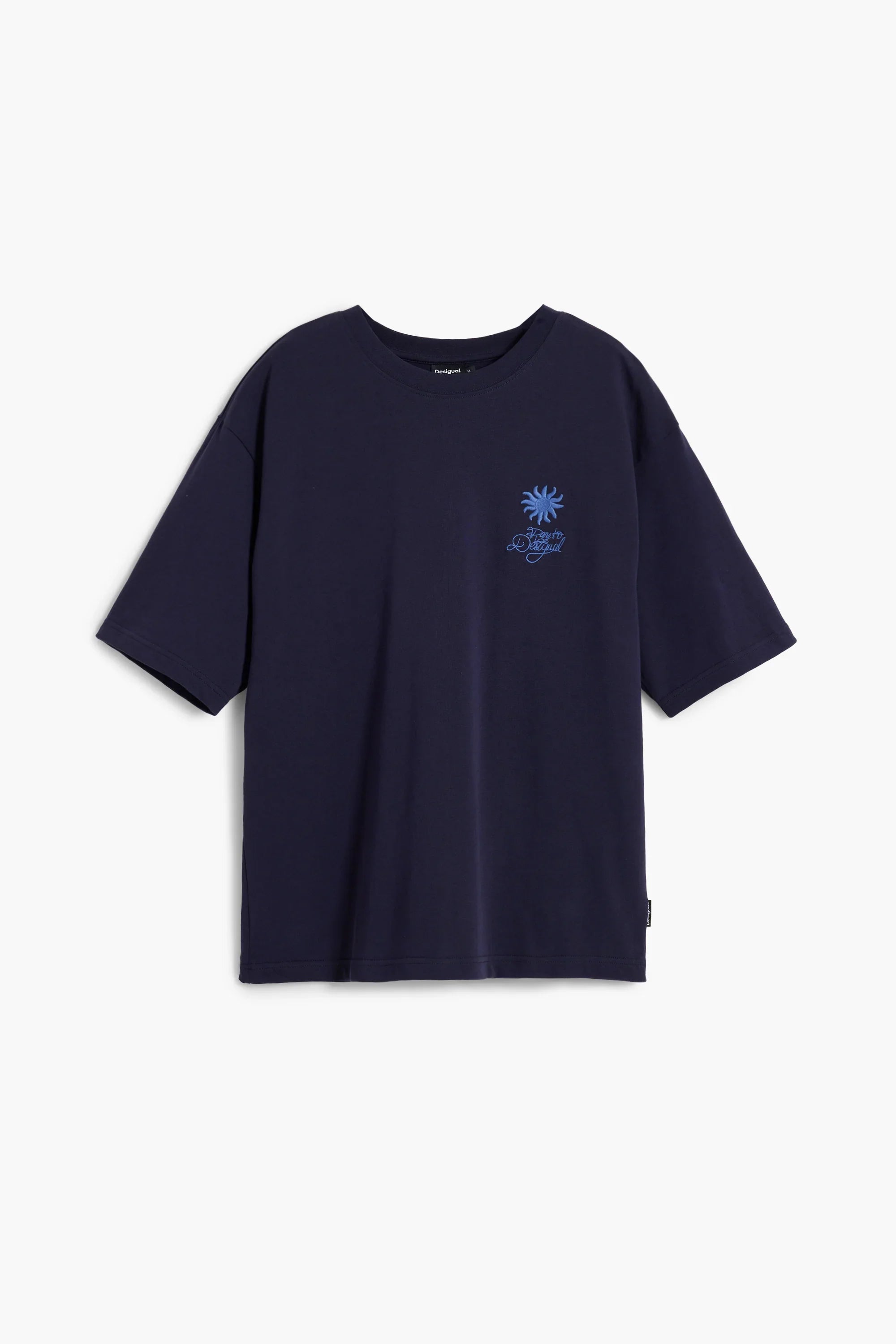 טי שירט כחולה כהה עם הדפס לוגו ומוטיב שמש כחול, מותג CHOZEN, מבית קבוצת אלפא