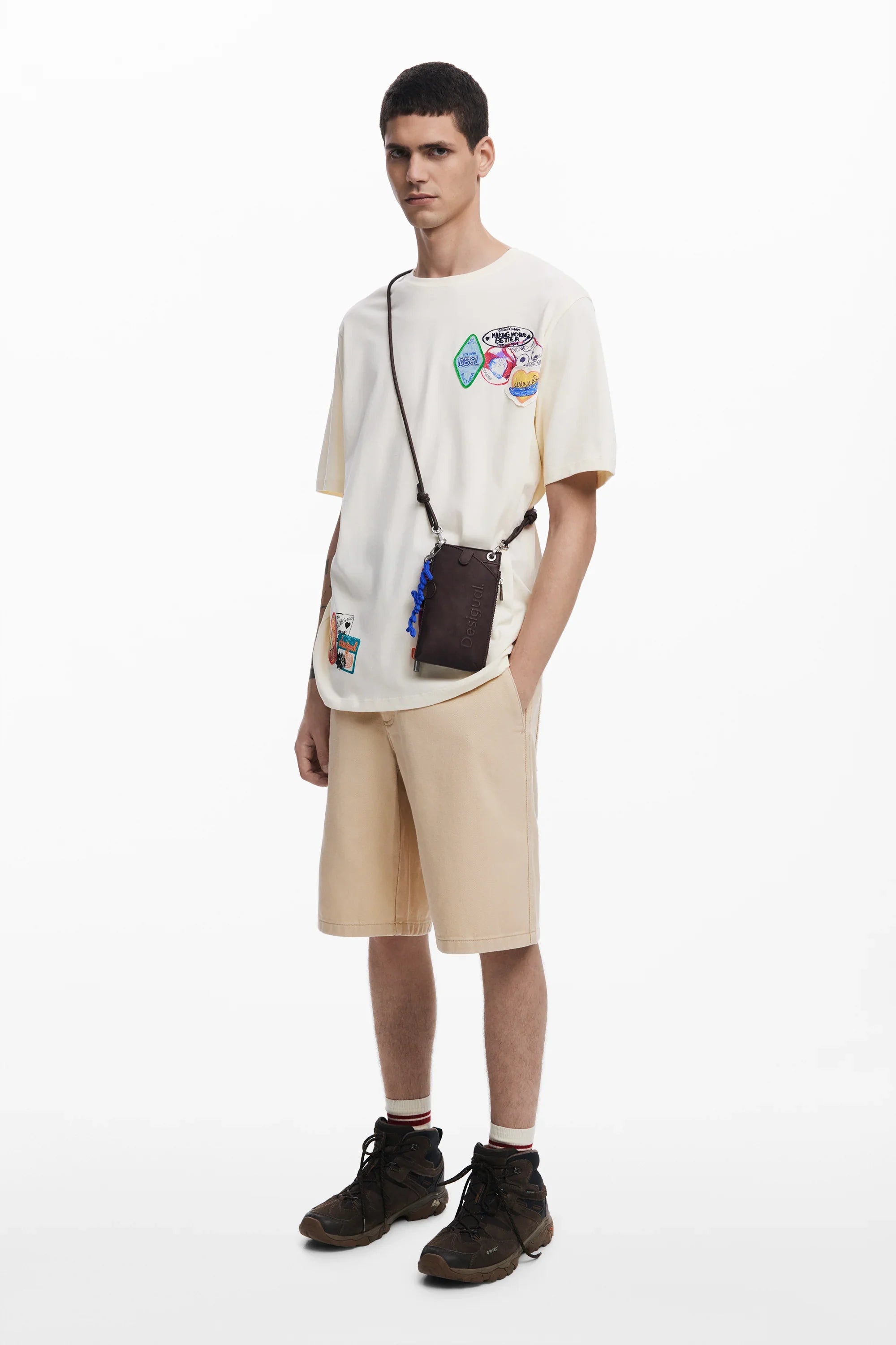 דוגמן לובש חולצת טי לבנה עם תיק צד ומכנסיים קצרים, אופנת גברים CHOZEN