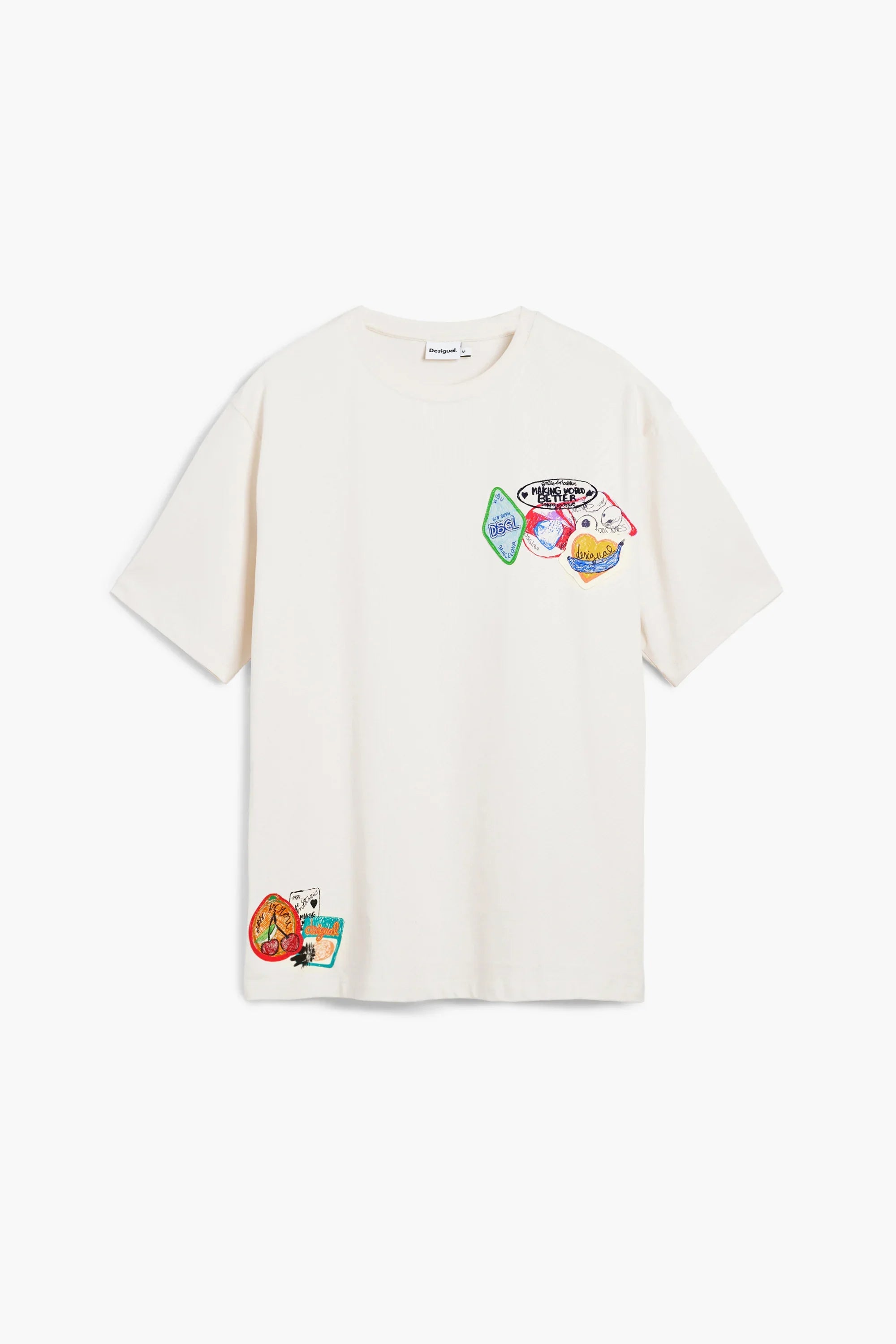 טי שירט לבנה של CHOZEN עם פאצ'ים צבעוניים מודפסים, עיצוב קז'ואל עדכני