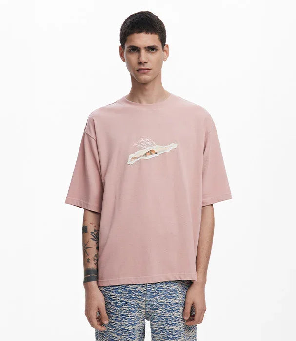 גבר לובש חולצת טי שרט ורודה בעיצוב טרנדי מבית CHOZEN, צילום בסטודיו לבן