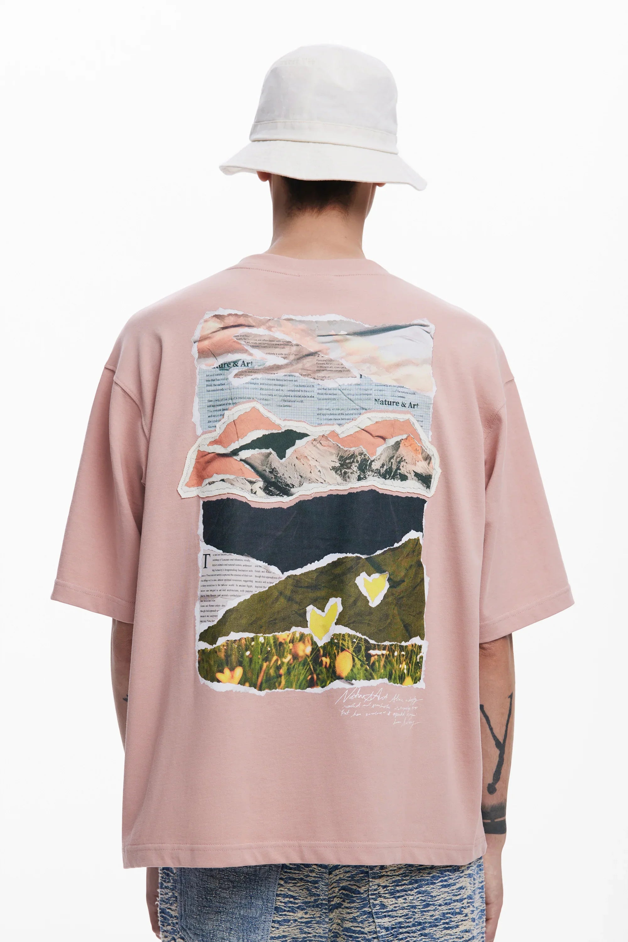 חולצת טי ורודה עם דוגמת קולאז' טבע וכתבות בגב, כובע דלי לבן, אופנה CHOZEN