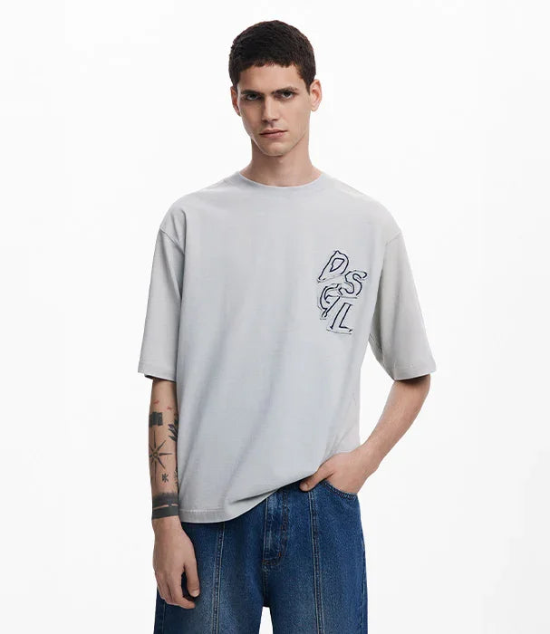 דגם גבר לובש חולצת טי אפורה עם הדפס DSGL ומכנסי ג'ינס, אופנת CHOZEN מותגים מובילים