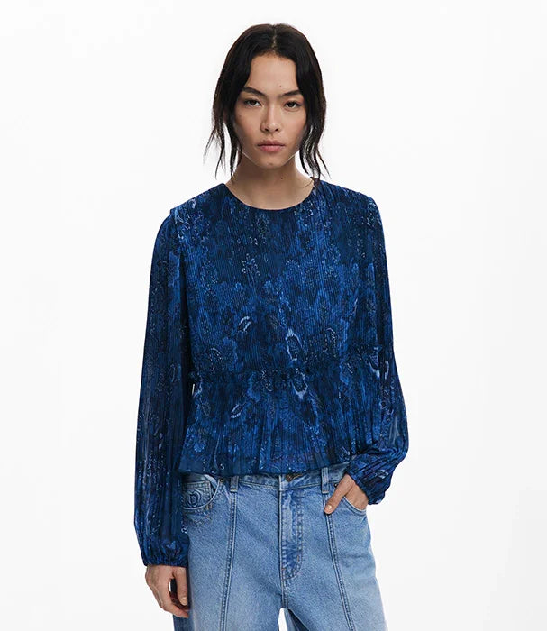 חולצת נשים כחולה עם הדפס וטקסטורה ייחודית ממותגי CHOZEN, עם שרוולים ארוכים וג'ינס בהיר