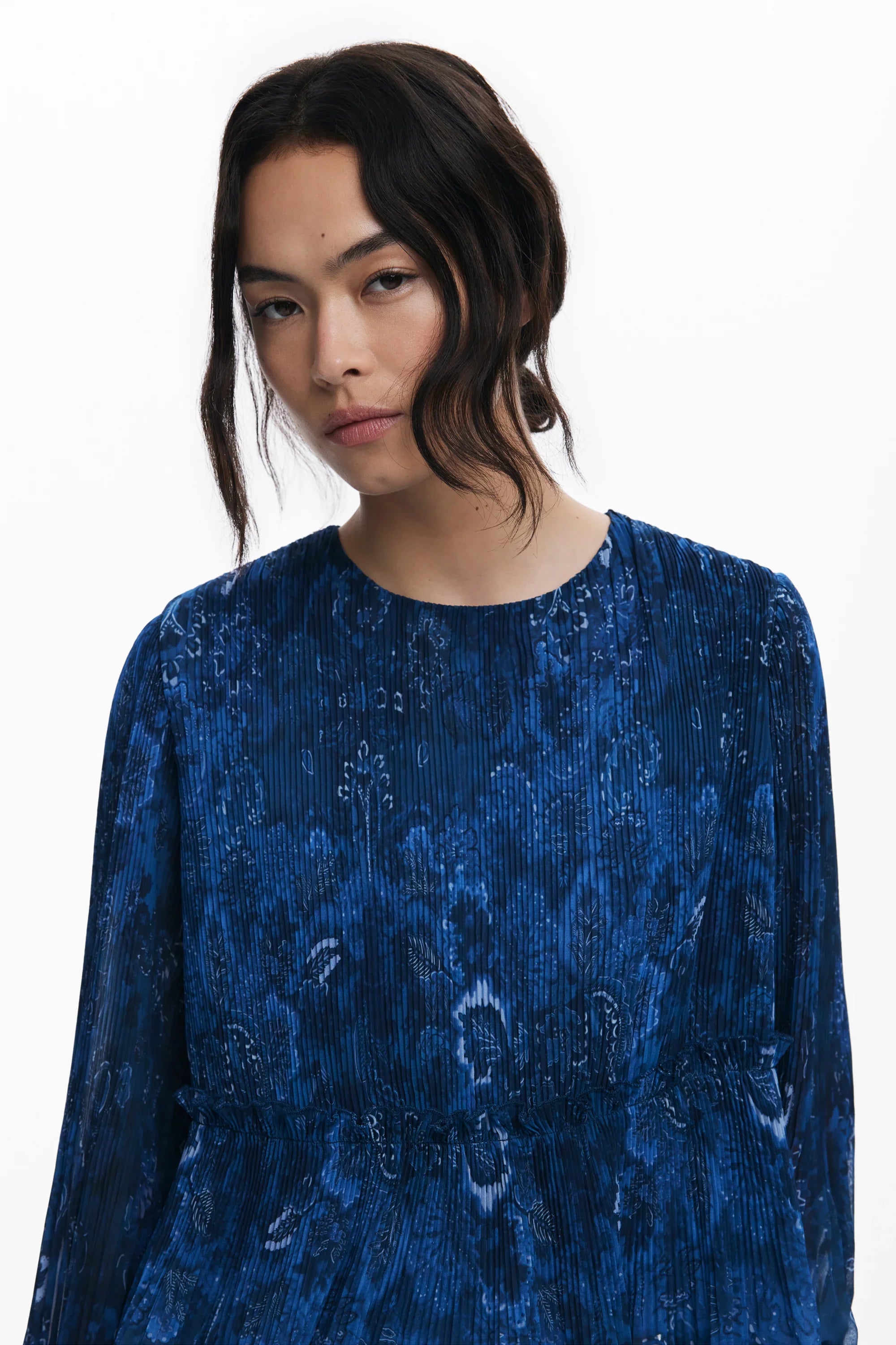 אישה עם שיער שחור לובשת שמלת פליסה כחולה עם הדפס, צילום אופנה CHOZEN