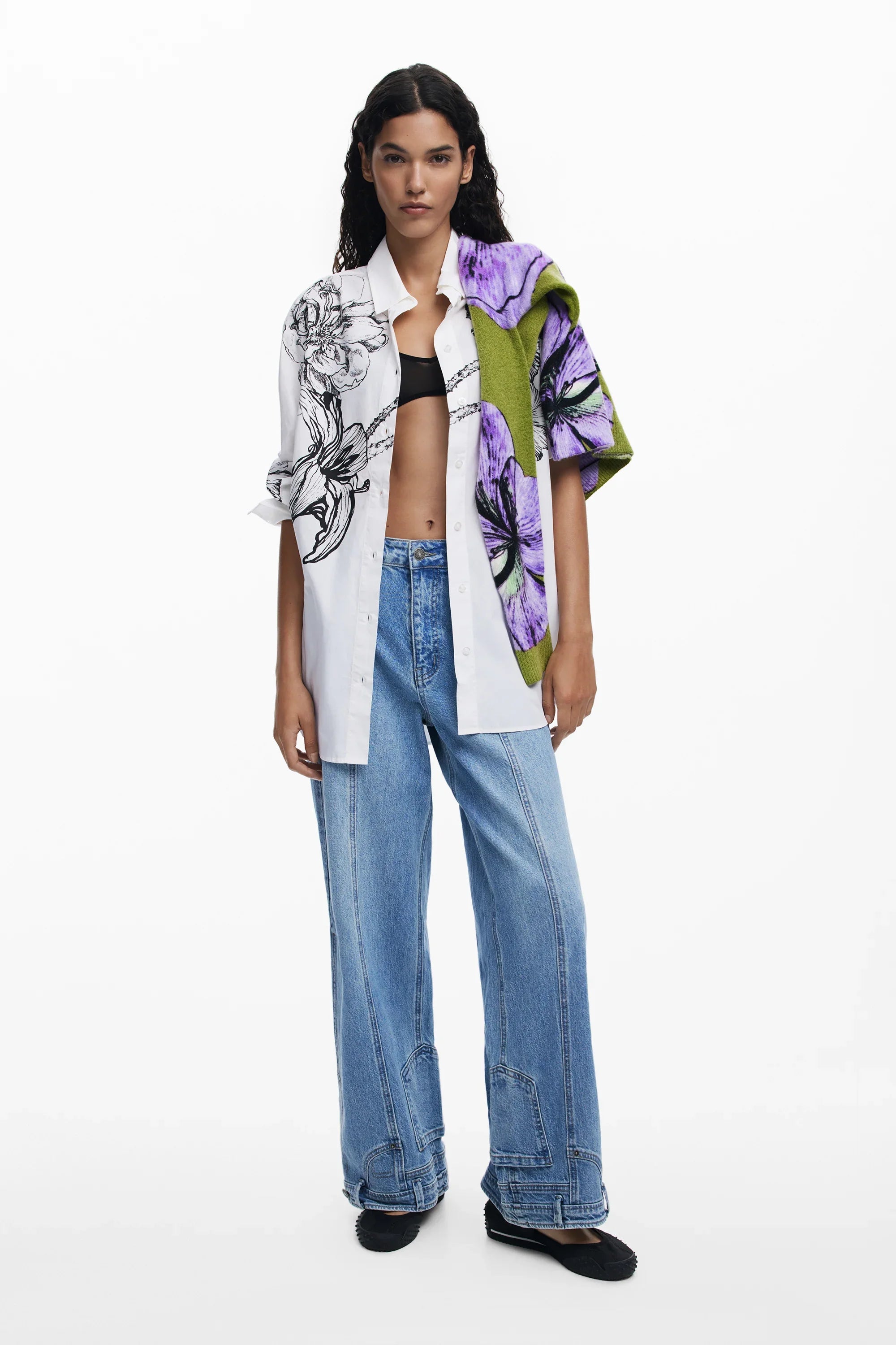 דוגמנית לובשת חולצת כפתורים לבנה עם הדפס פרחים ושמיכה ירוקה-סגולה, ג'ינס רחב, אופנת נשים CHOZEN