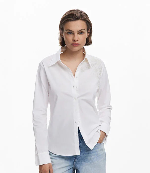 חולצה לבנה ארוכה לנשים עם צווארון וכפתורים, מבית CHOZEN, דגם אופנתי על רקע לבן