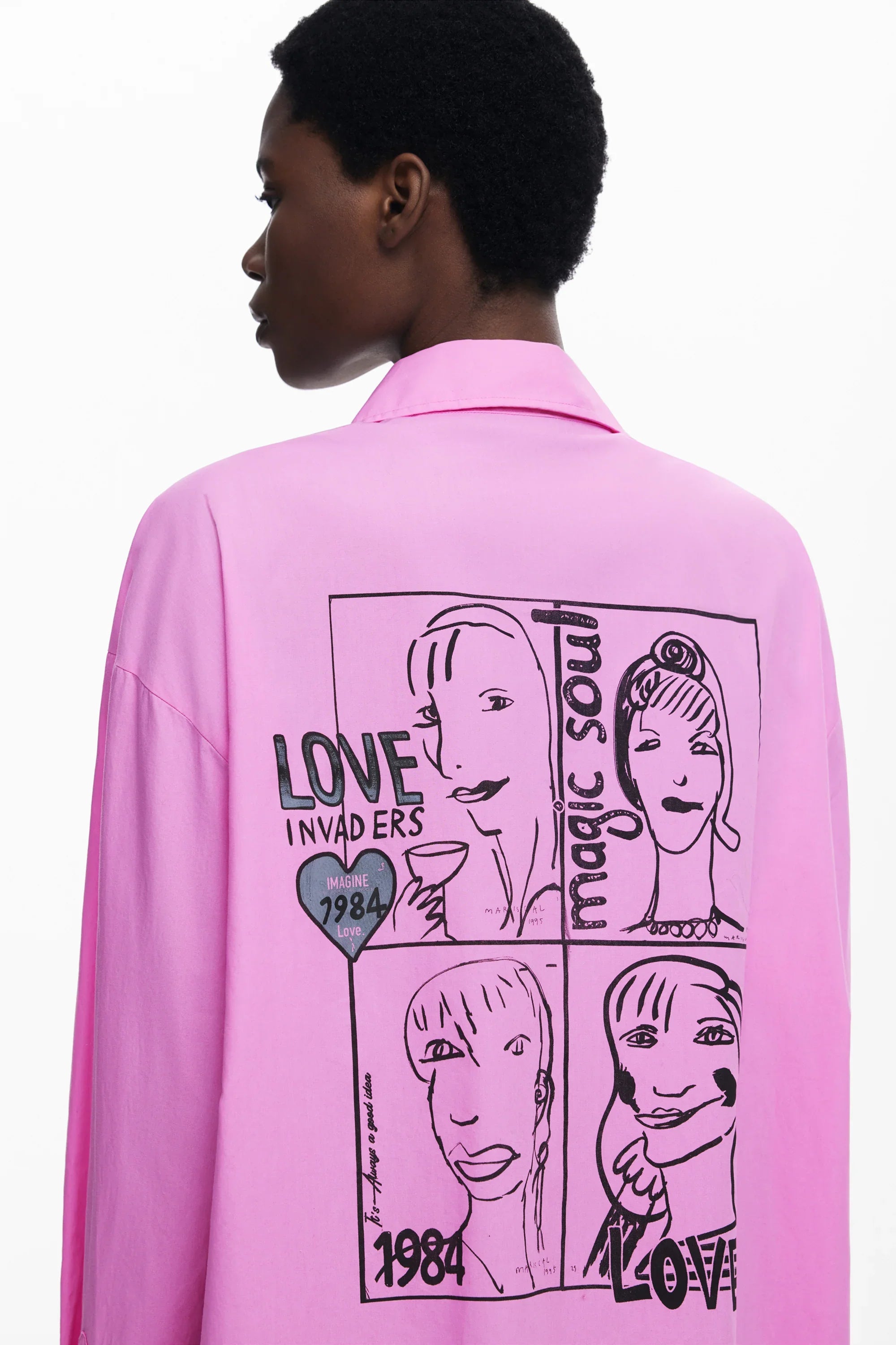 חולצת נשים ורודה עם הדפס איורים וטקסט LOVE INVADERS, טרנד אופנה CHOZEN