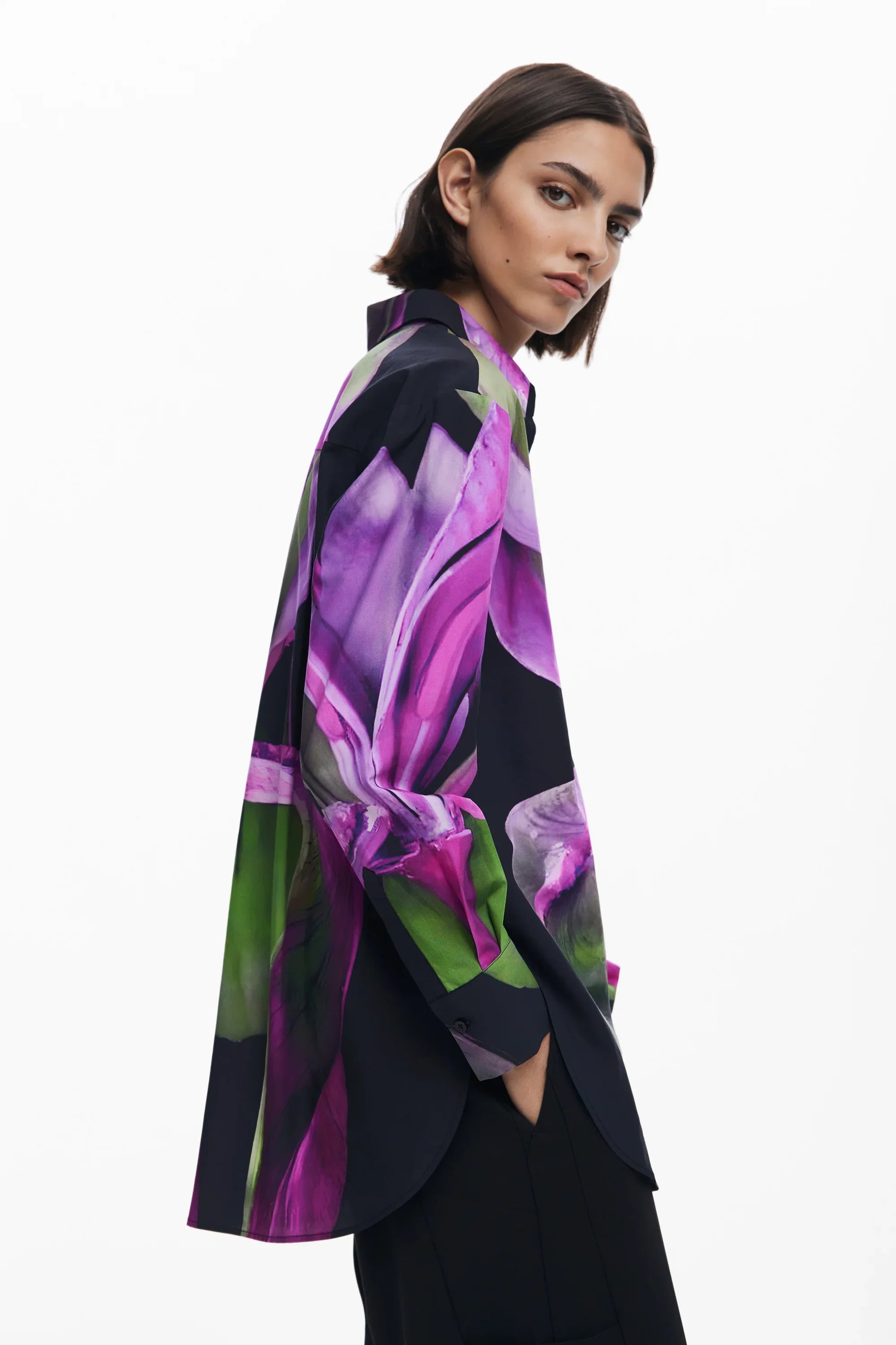 דוגמנית עם חולצת נשים שחורה בהדפס פרחוני סגול, אופנה יוקרתית ב-CHOZEN מותגים מובילים