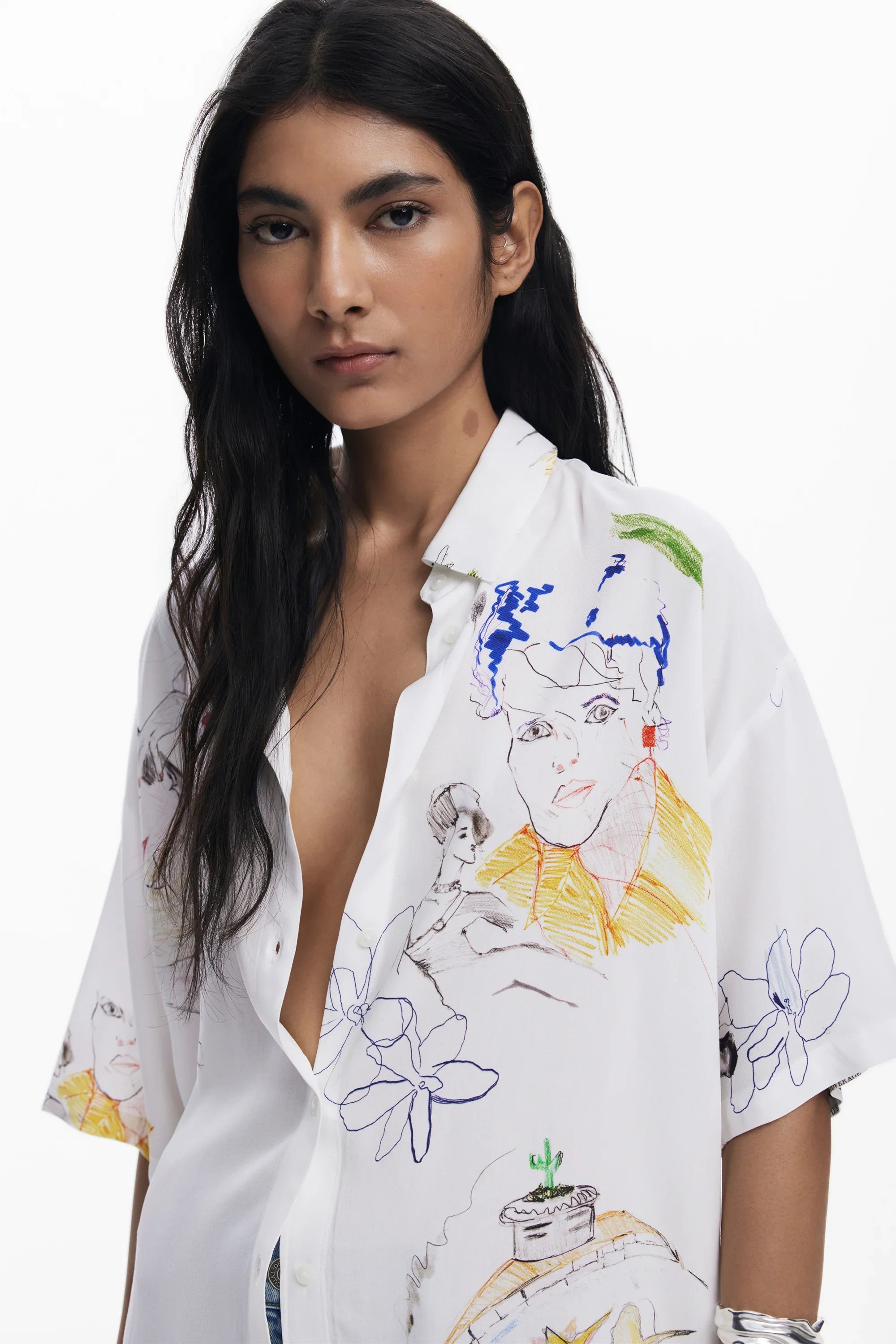 דוגמנית לובשת חולצה לבנה עם ציורים צבעוניים, אופנה מודרנית CHOZEN