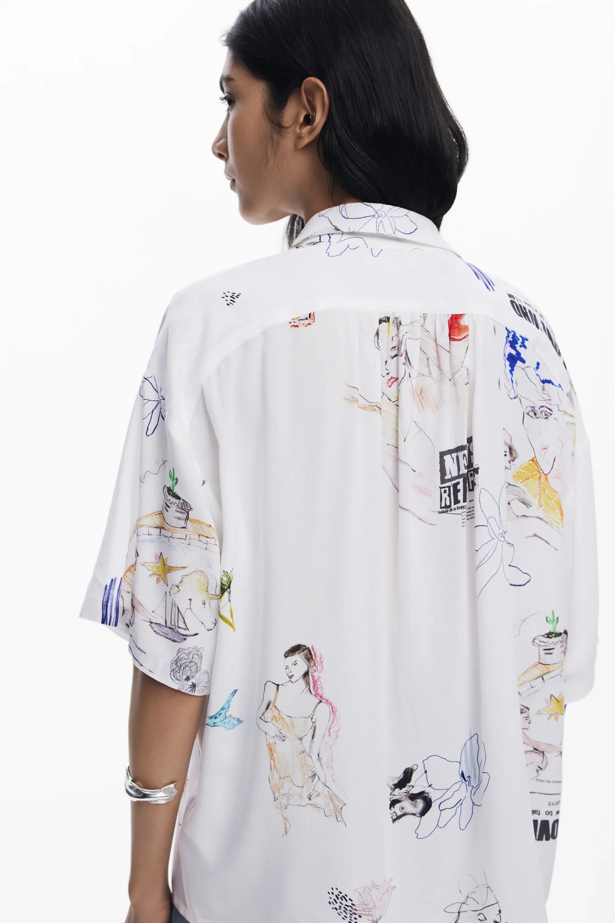 חולצה לבנה מודפסת עם איורים צבעוניים, אופנת נשים CHOZEN, צילום מהגב