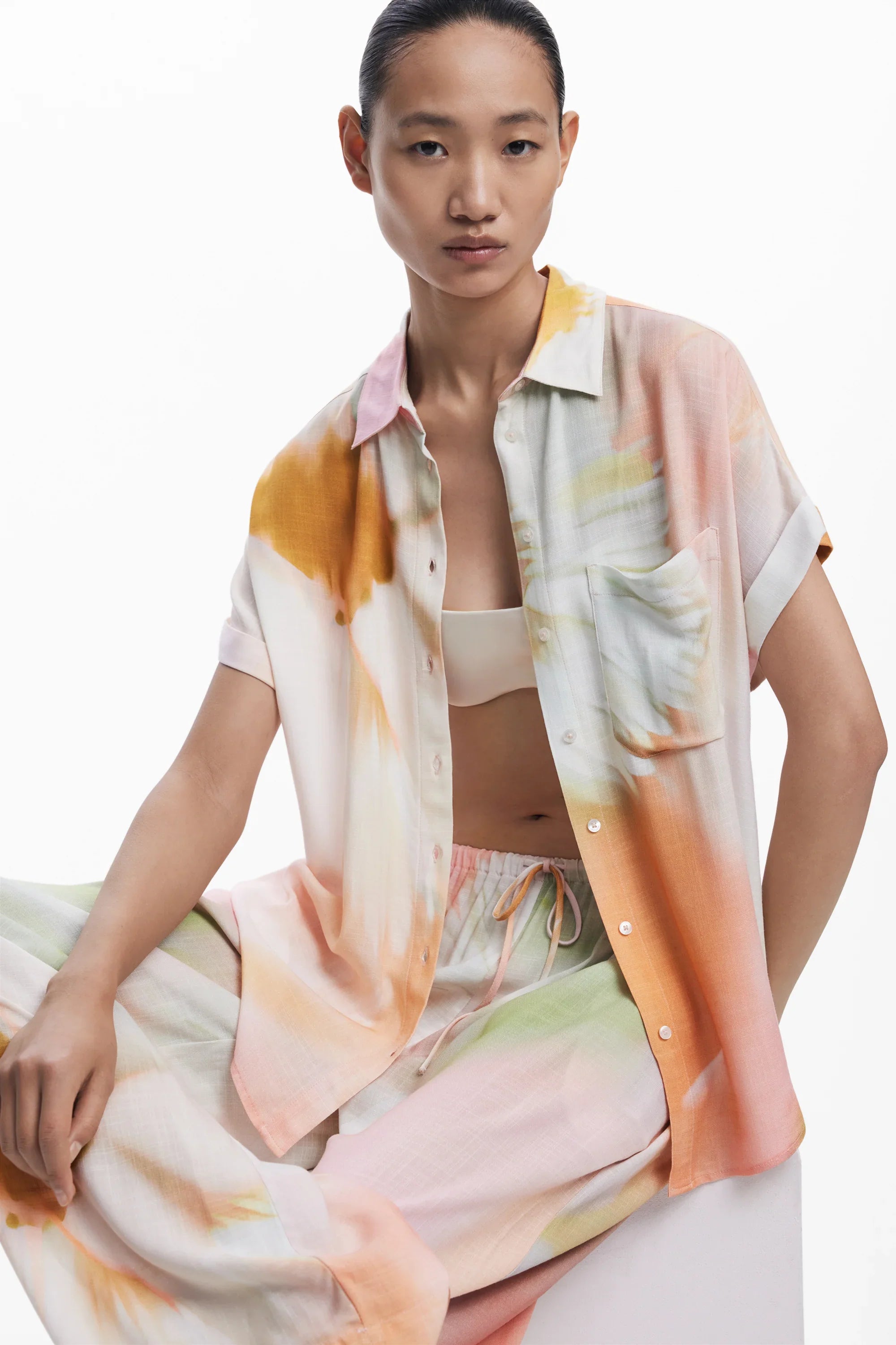 דוגמנית לובשת חליפת שני חלקים בסגנון טאי-דאי פסטלי, אופנת נשים CHOZEN