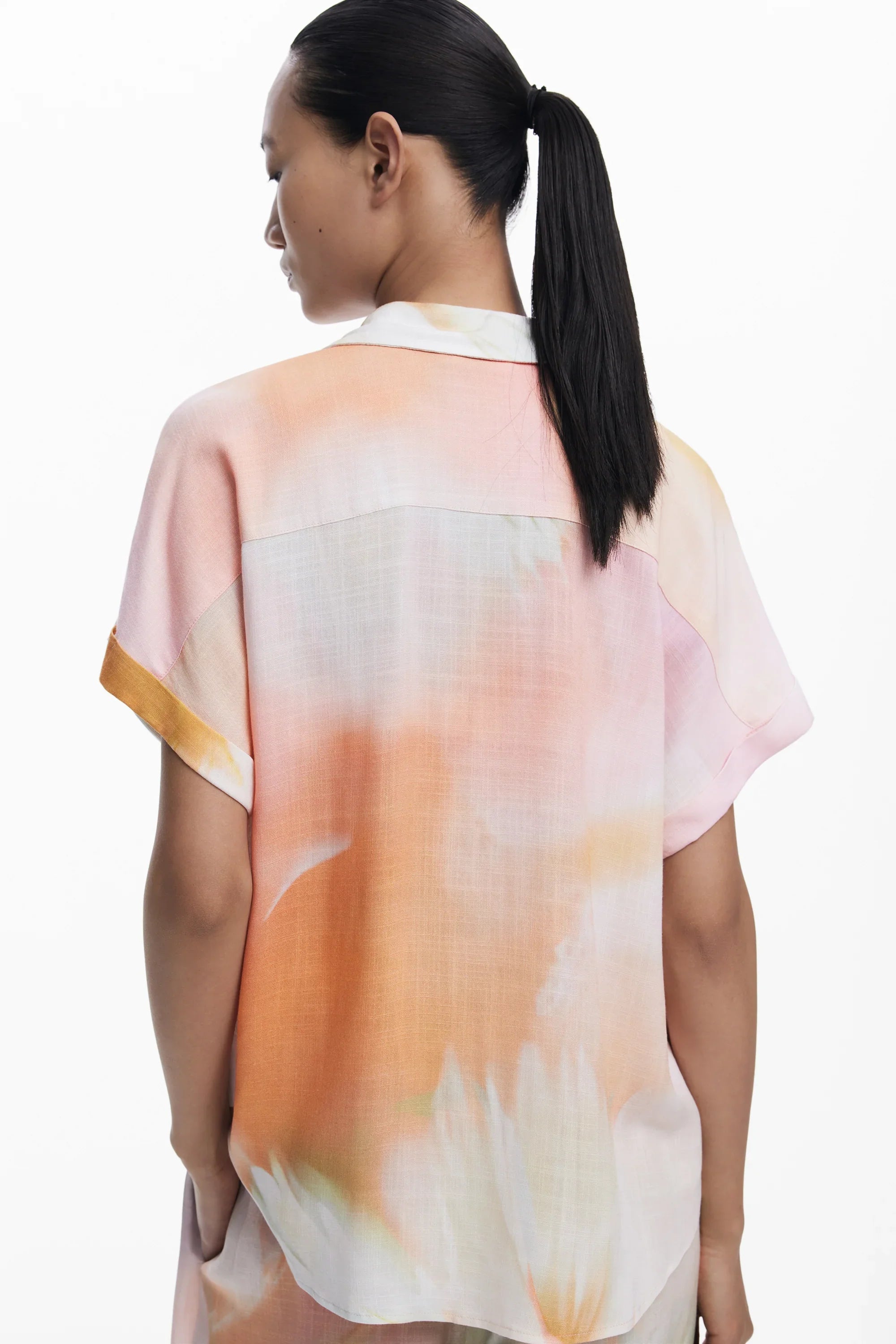 אישה עם חולצת קיץ צבעונית בגווני כתום וורוד, צילום גב, אופנת CHOZEN