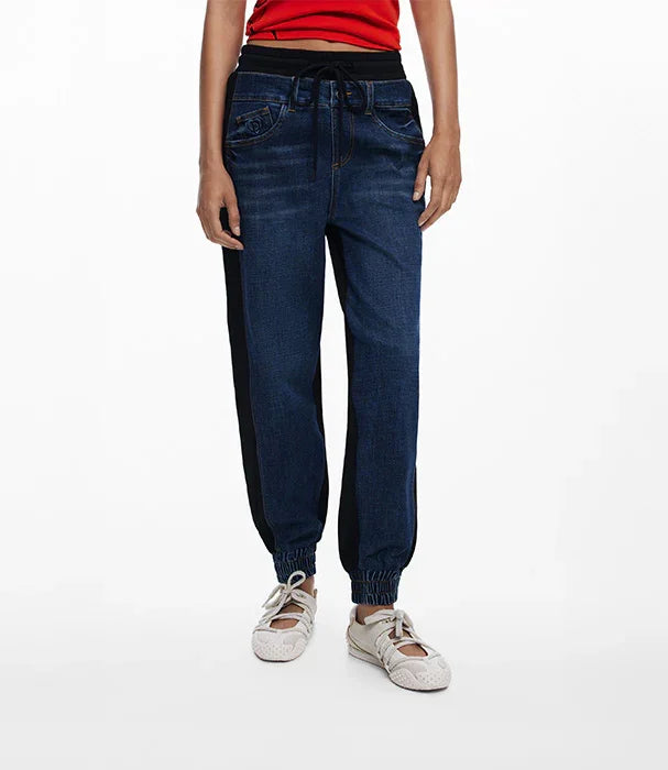 מכנסי ג'ינס יוניסקס כחולים עם גומי בקרסוליים ודיטייל קשירה, אופנה CHOZEN