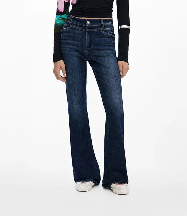 ג'ינס נשים כחול בגזרת פלאר CHOZEN, דגם טרנדי מותגים מובילים, צילום על רקע לבן