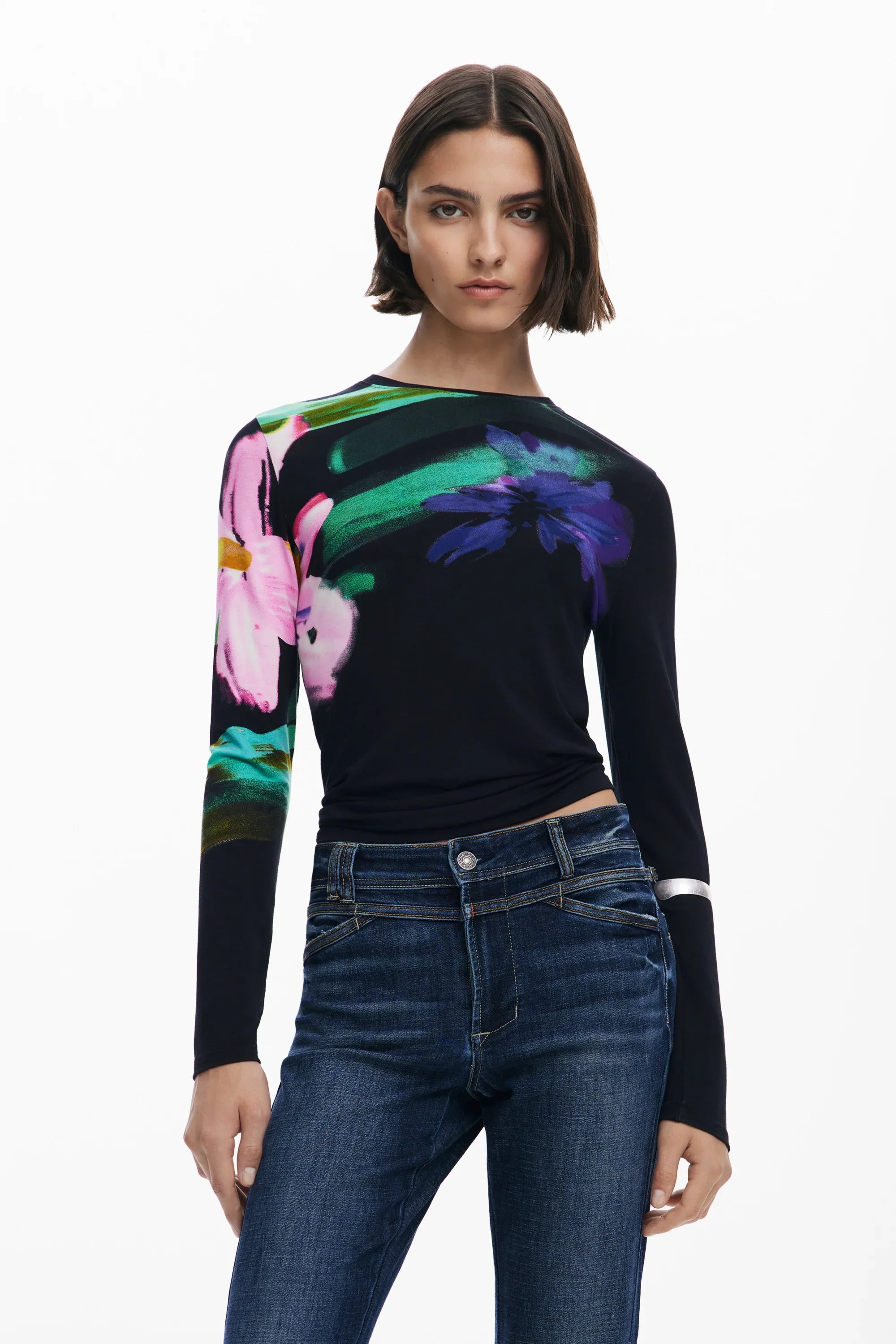 דגם לובשת חולצת שרוול ארוך בצבע שחור עם הדפס פרחוני צבעוני וג׳ינס, CHOZEN אופנה לנשים