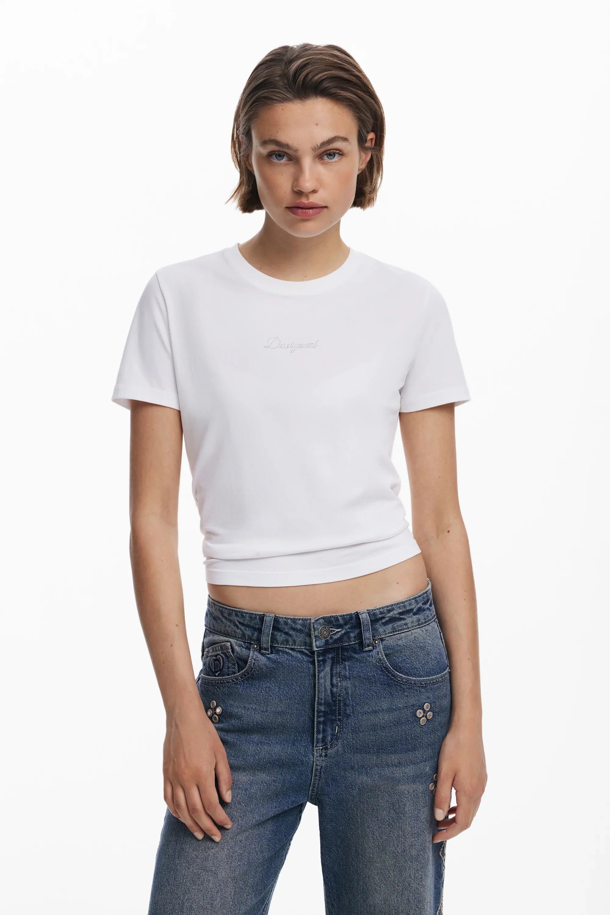 אישה בלבוש אופנתי, חולצת טי לבנה של Desigual ומכנסי ג'ינס, צילום לאתר CHOZEN מותגים מובילים