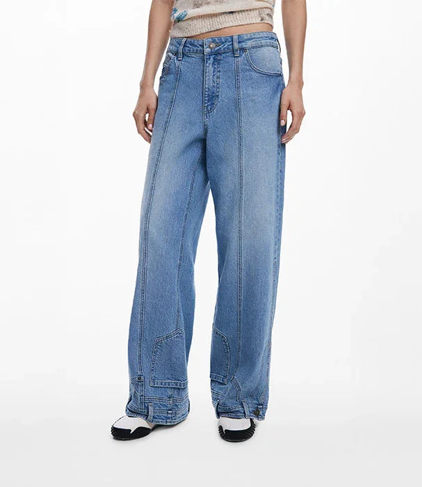 ג'ינס נשים רחב כחול מבית CHOZEN, מראה אופנתי, תפרים בולטים, רקע לבן