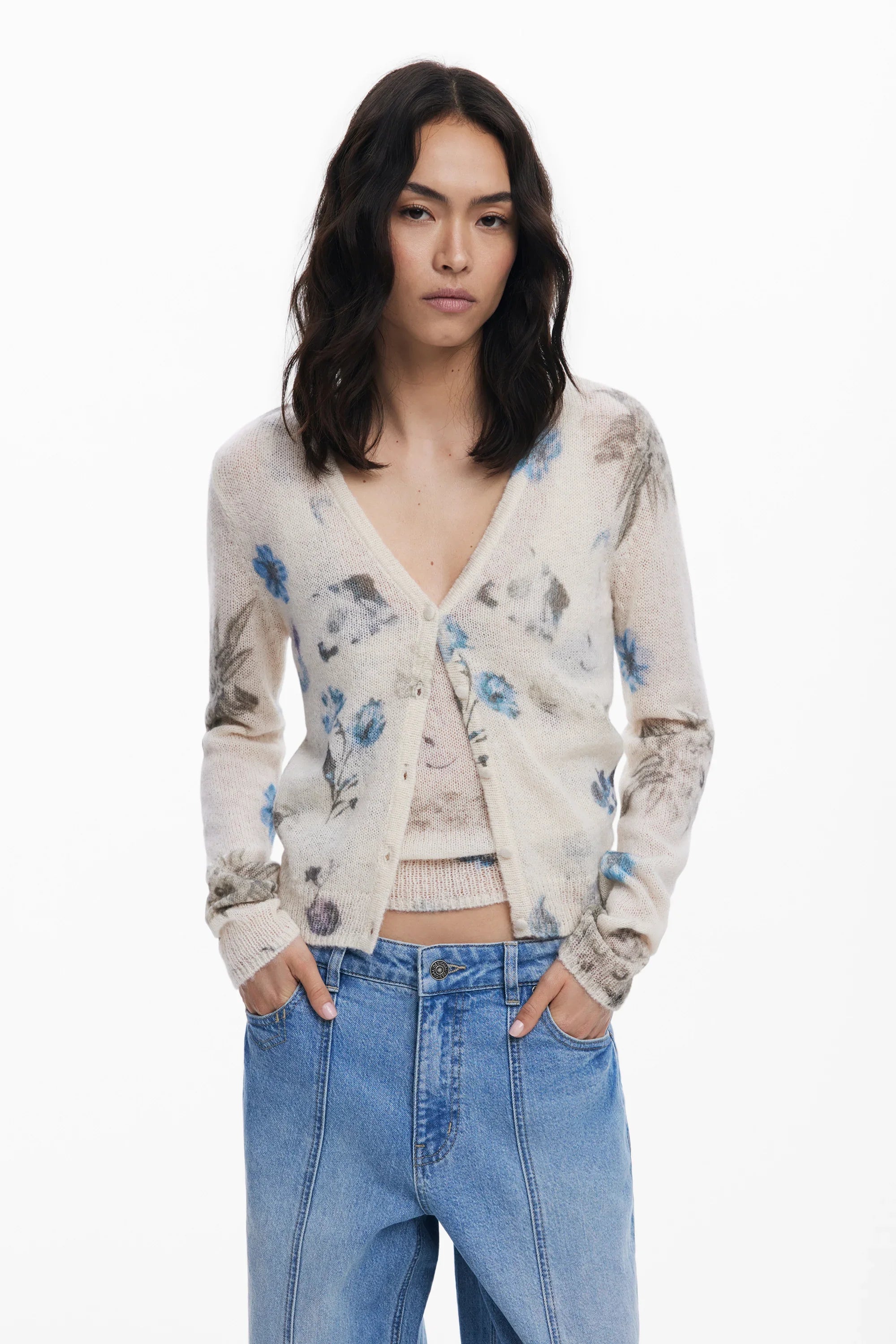 דוגמנית לובשת קרדיגן פרחוני בצבע שמנת ומכנסי ג'ינס כחולים, אופנת נשים CHOZEN