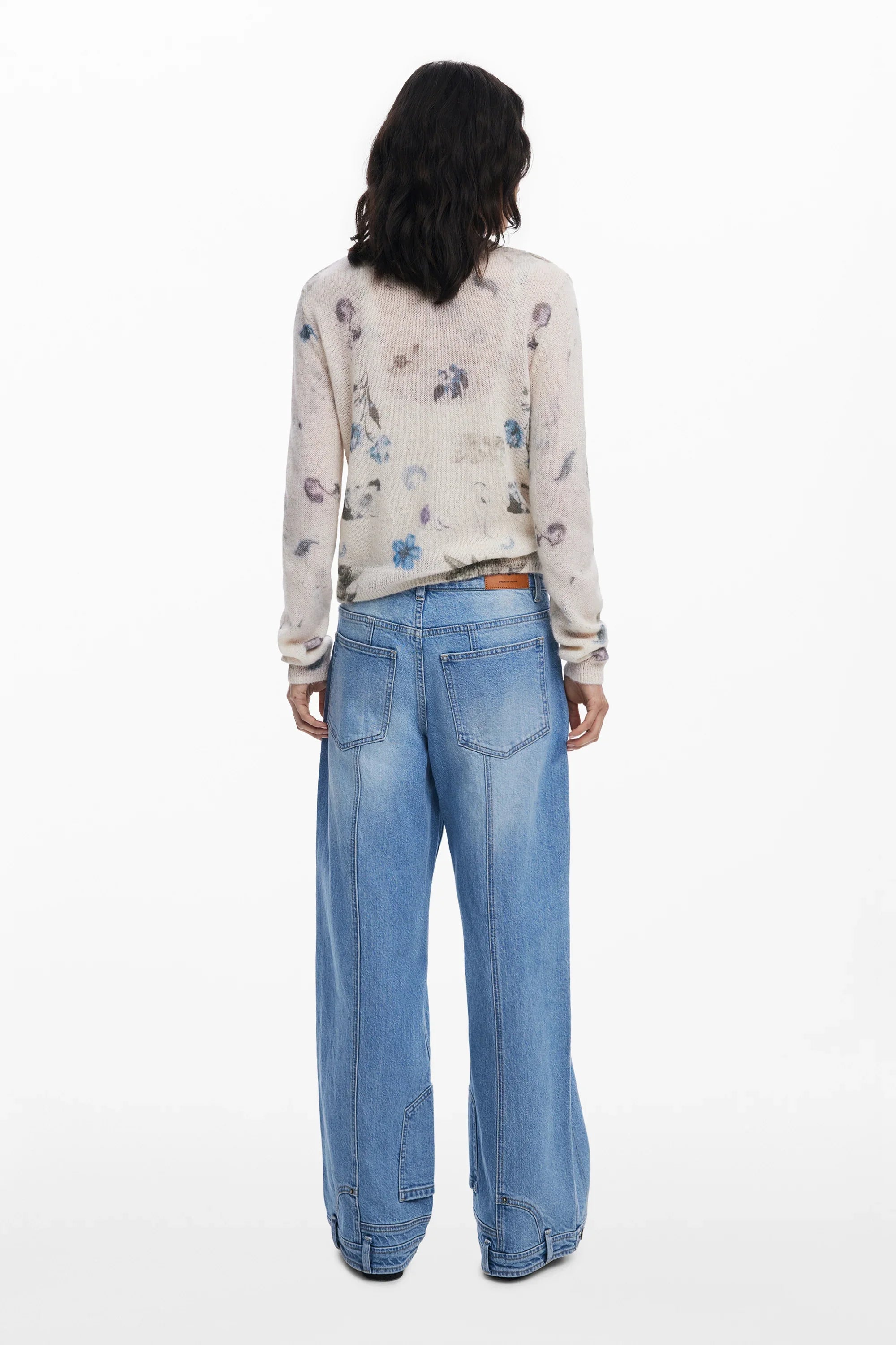 דגם מגב: סוודר בהיר עם הדפס פרחים ומכנסי ג'ינס רחבים, אופנת נשים CHOZEN