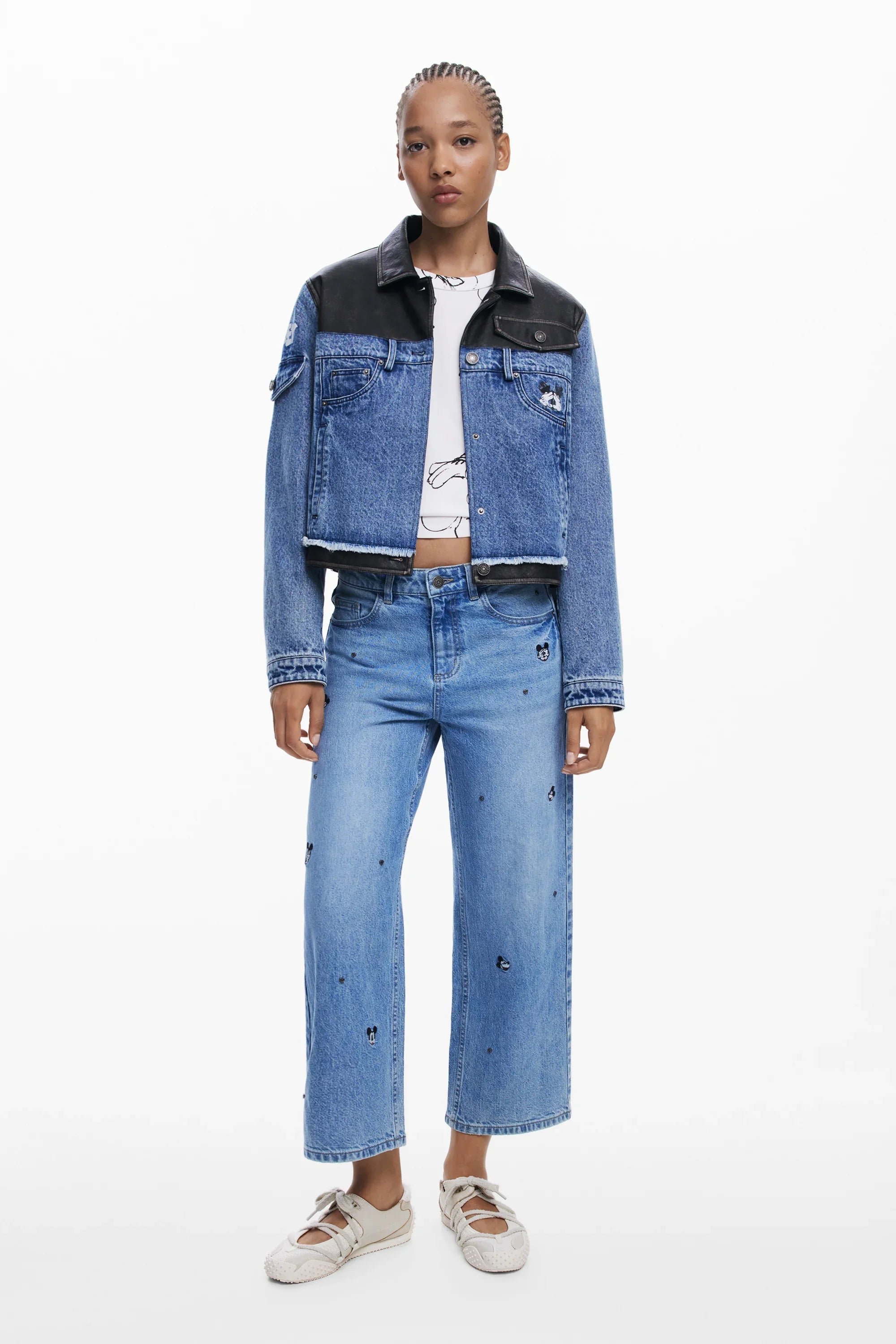 דוגמנית לובשת ג'קט ג'ינס קצר עם חלק עליון שחור ומכנסי ג'ינס רחבים עם דמויות, אופנת נשים CHOZEN