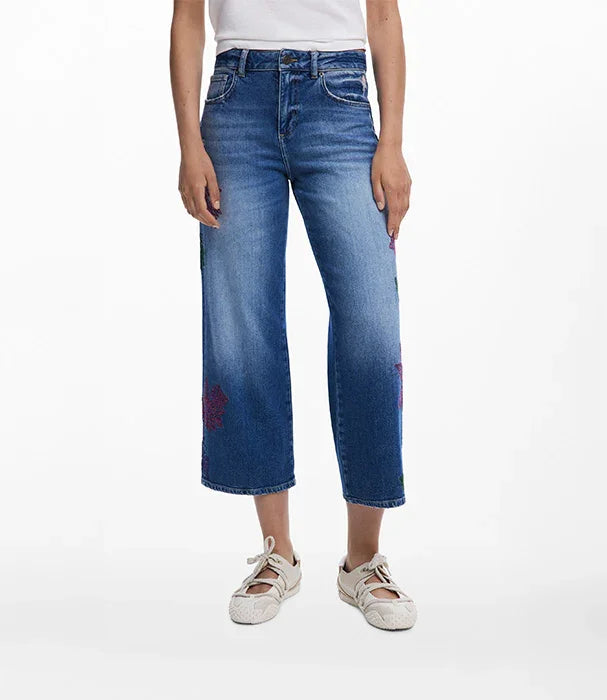 ג'ינס רחב באורך 7/8 לנשים, כחול עם דהייה וכתמי רקמה, מוצג על רקע לבן, CHOZEN