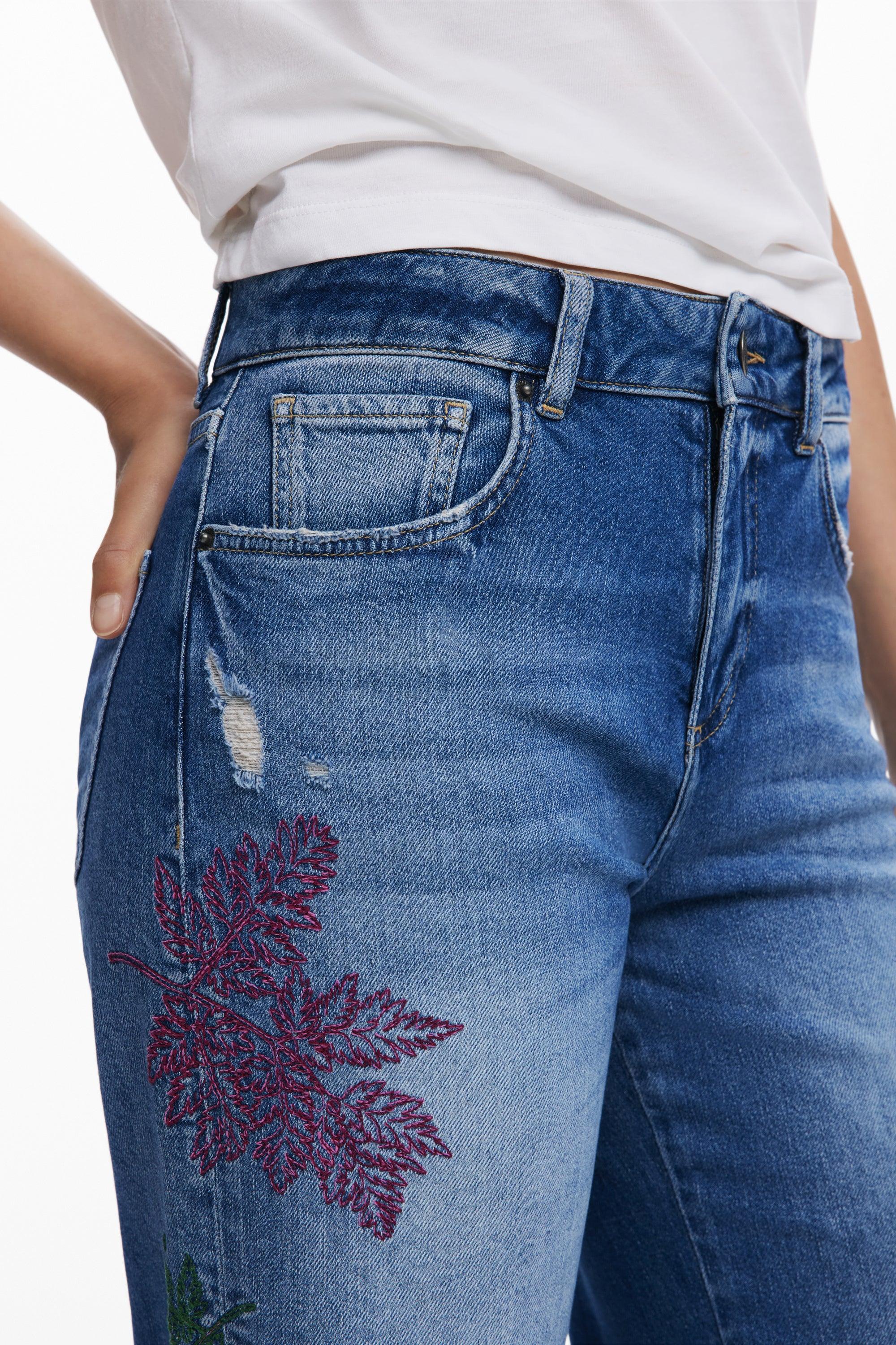 ג'ינס כחול לנשים עם רקמת עלים אדומה ודיטייל קרוע, אופנה לבית CHOZEN