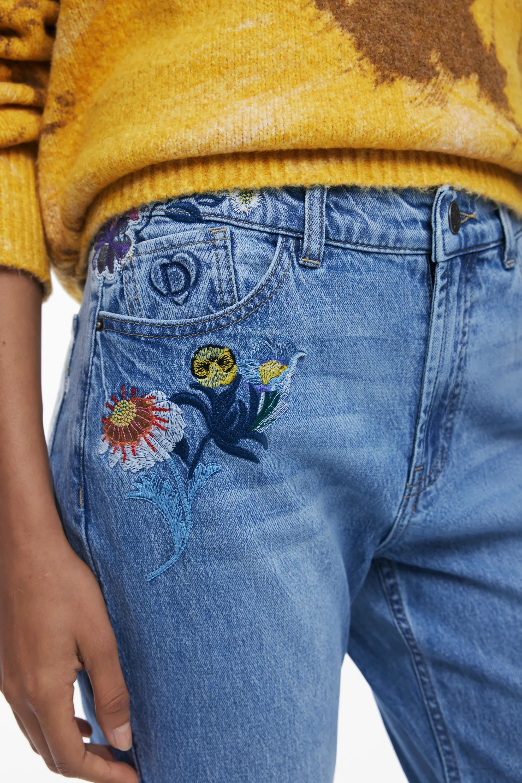 ג'ינס כחול עם רקמת פרחים צבעונית, חולצה צהובה, אופנה CHOZEN