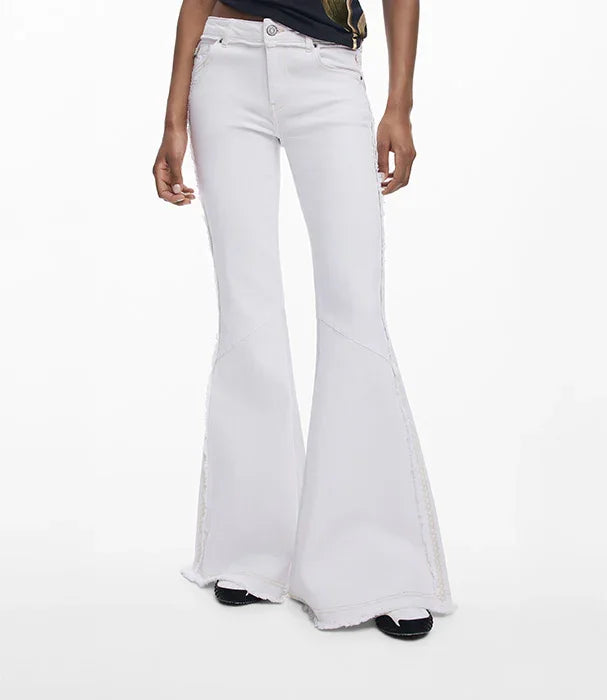 מכנסי ג'ינס לבנים בגזרת פדלפון לאישה, מותג אופנה CHOZEN