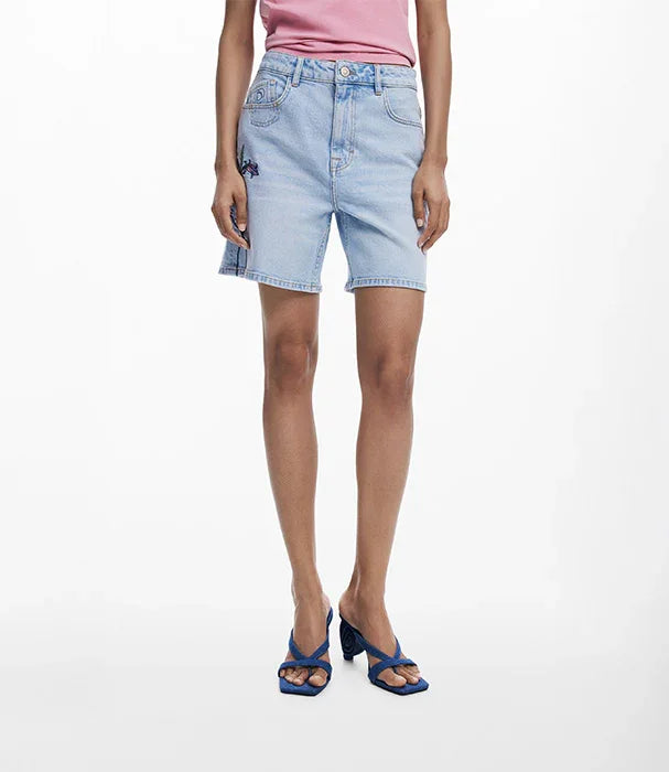 מכנסי ג'ינס קצרים לנשים בצבע תכלת, חולצת ורודה ונעלי עקב כחולות, CHOZEN לגדי מותגים