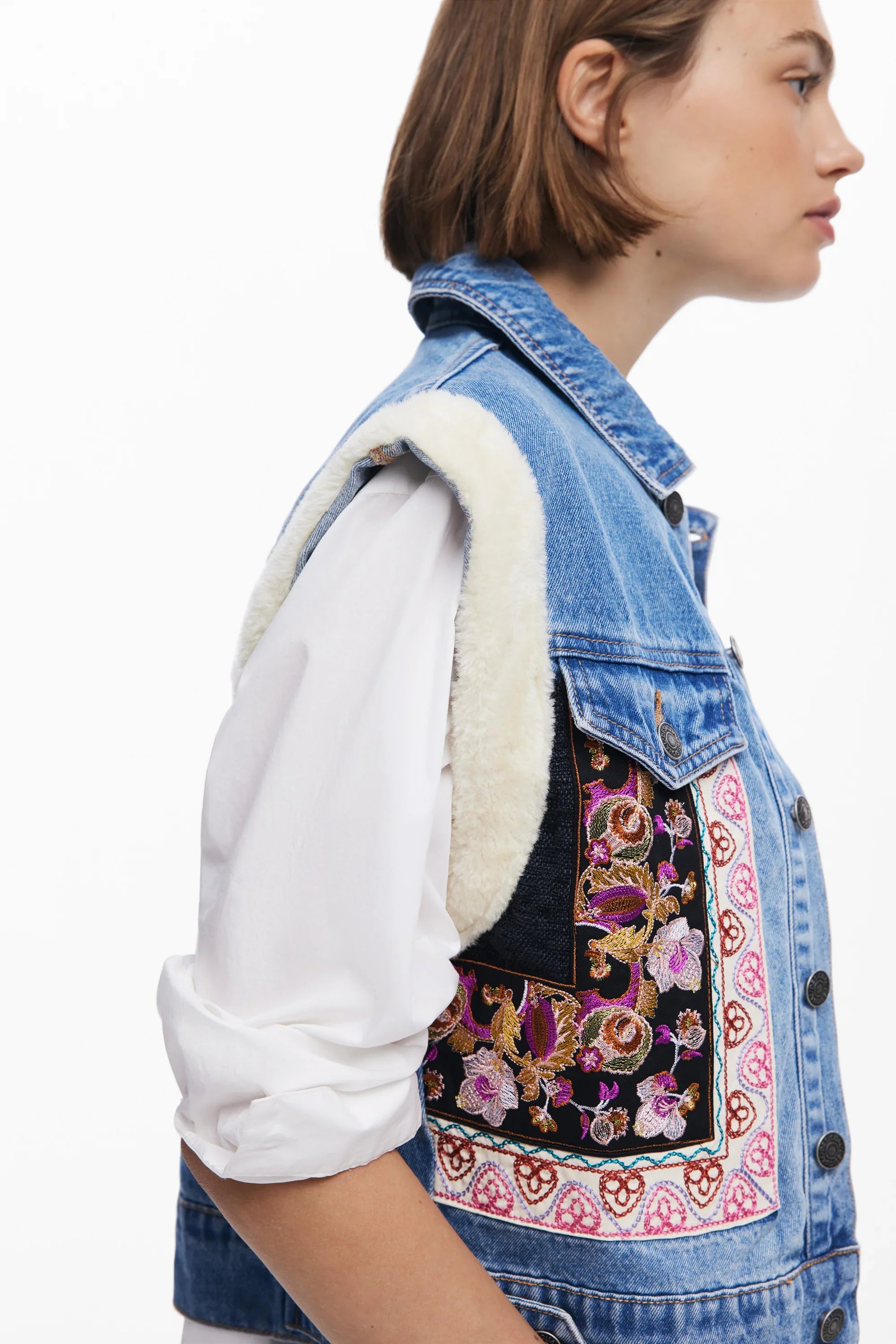 ג'קט ג'ינס לנשים עם בטנת פרווה ורקמת פרחים צבעונית, CHOZEN מותגים מובילים