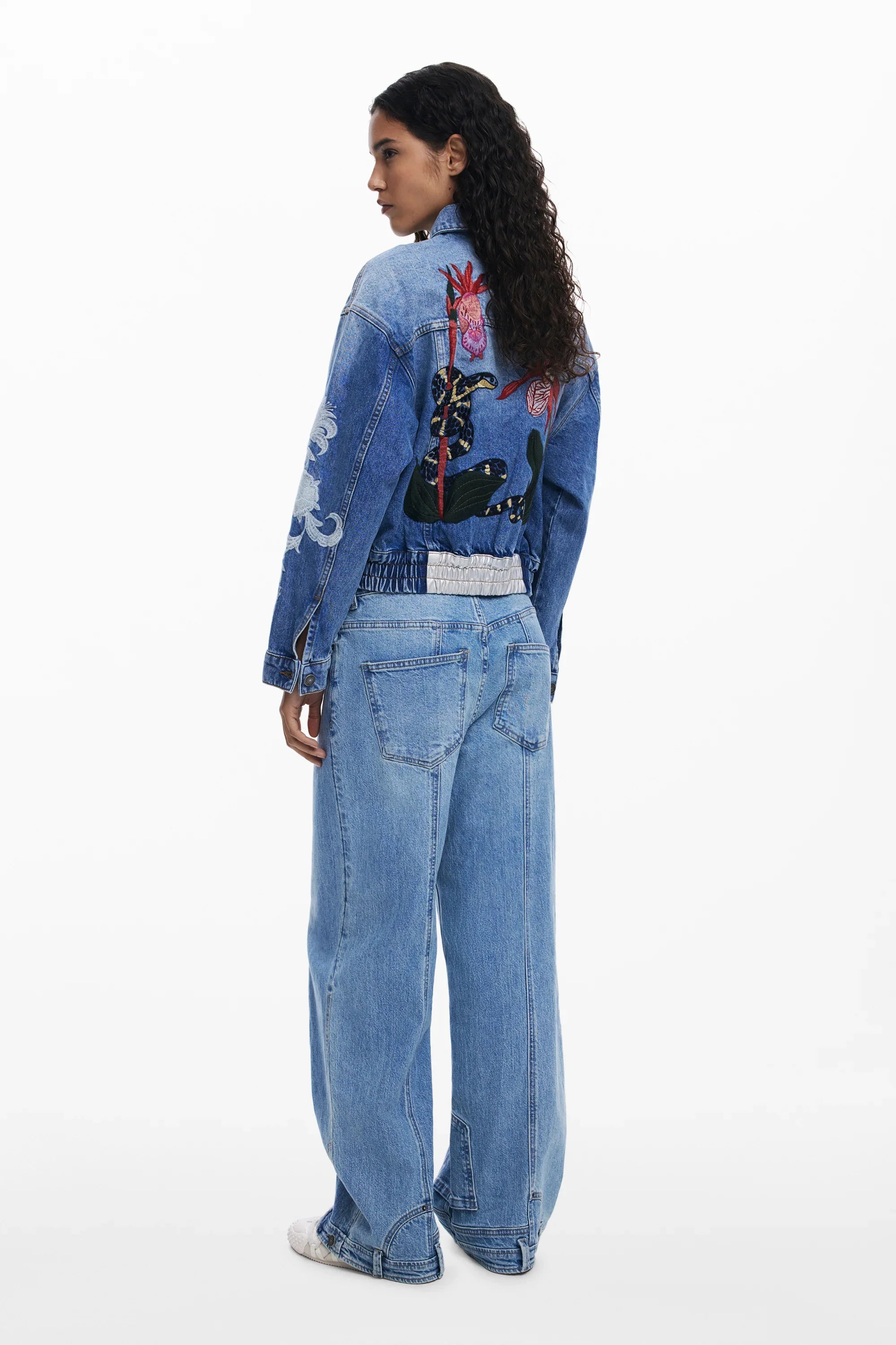 דגם עומד עם ג'קט ג'ינס CHOZEN רקום ונעליים רחבות, אופנה יוקרתית מקבוצת אלפא