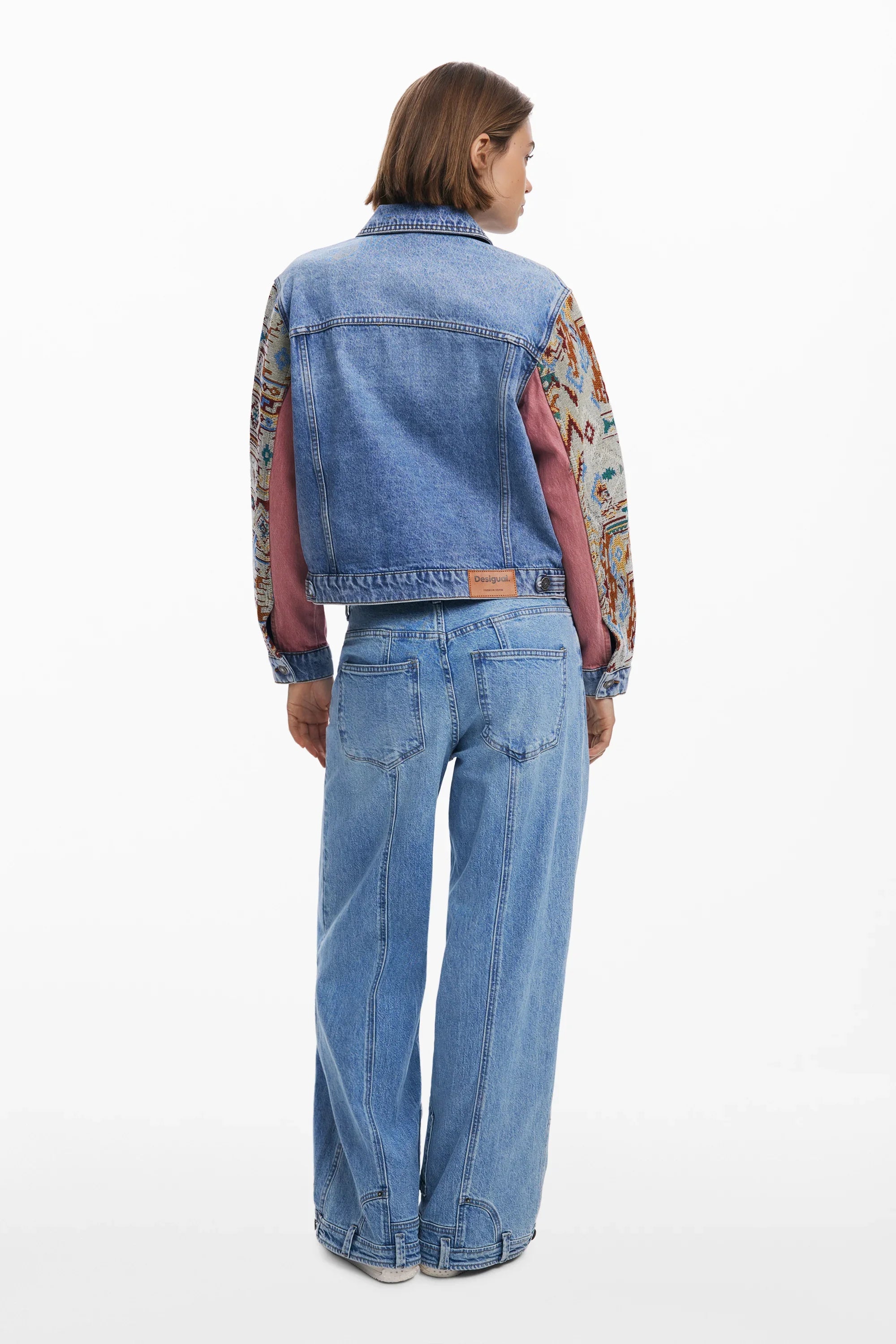 אישה עם ג'קט ג'ינס שרוולים צבעוניים של Desigual ומכנסי ג'ינס, אופנה CHOZEN