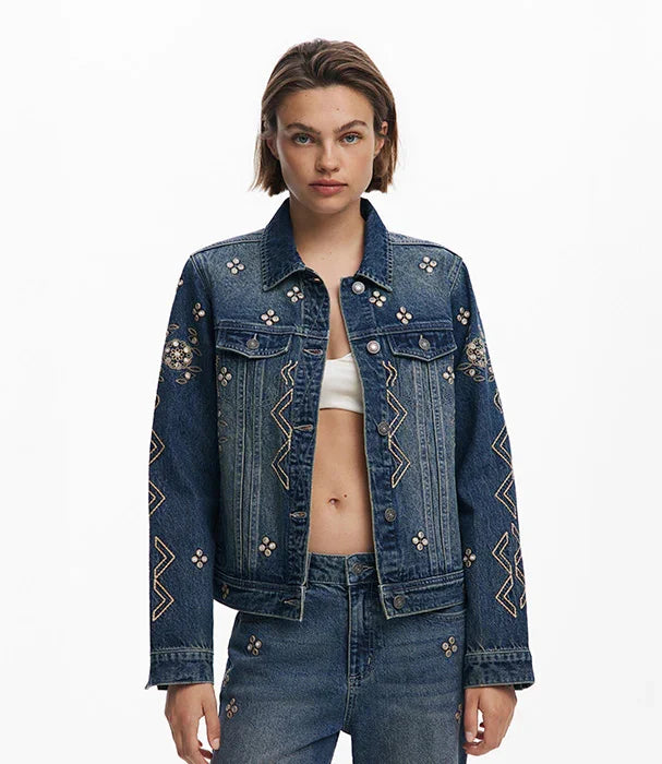 דוגמנית לובשת ג'קט ג'ינס מעוצב לנשים מבית CHOZEN, בגדי מותגים ישראליים