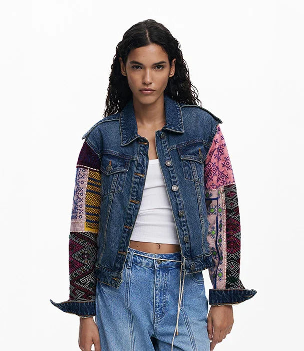 דוגמנית עם ג'קט ג'ינס CHOZEN משולב שרוולים צבעוניים בעיצוב בוהו ואופנתי