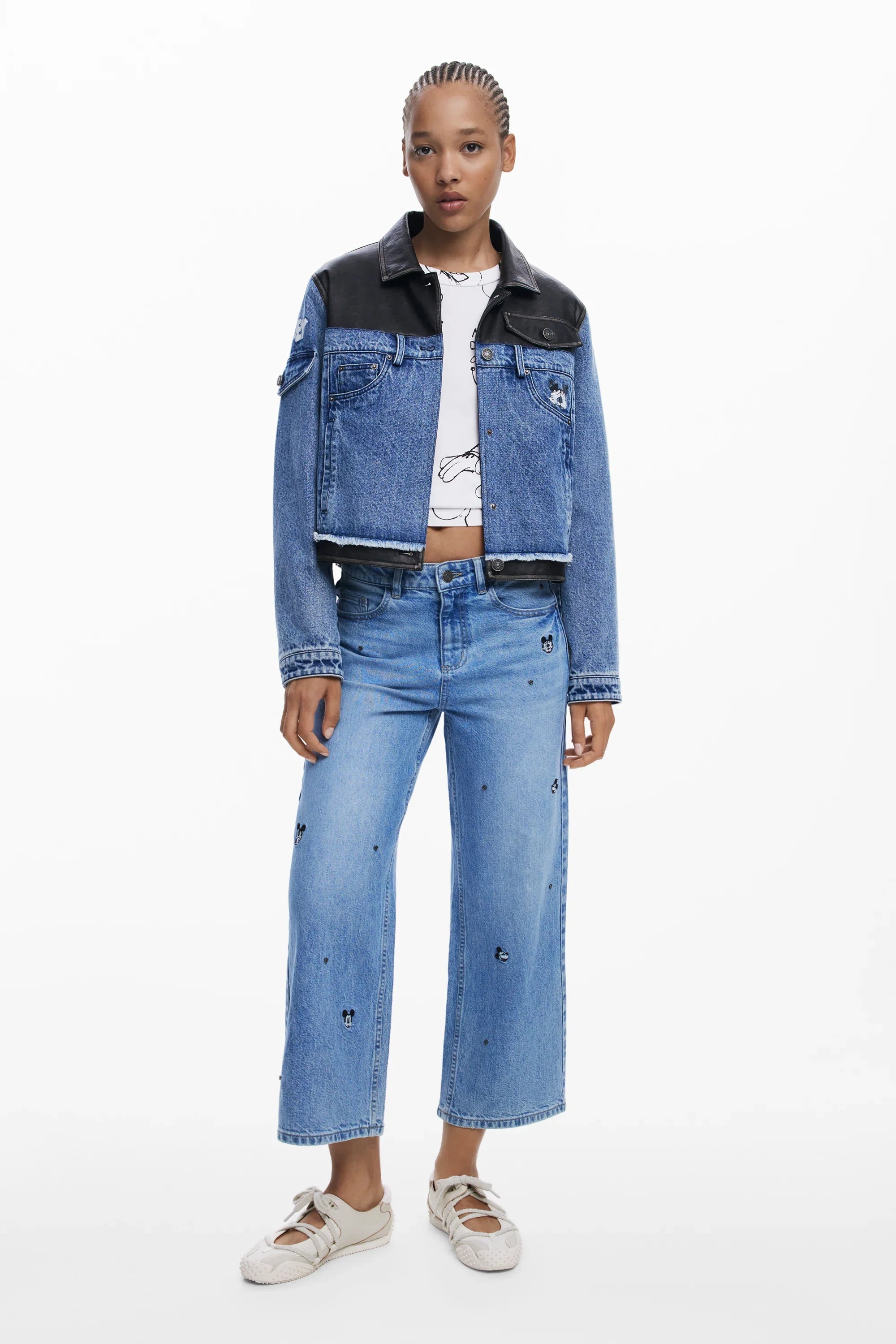 דוגמנית עם מעיל ג'ינס קצר עם כתפיים מעור, ג'ינס רקום ודוגמת מיקי מאוס, אופנה טרנדית מבית CHOZEN