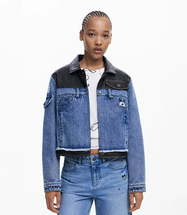 דוגמנית לובשת ז'קט ג'ינס כחול עם פרטים שחורים, אופנה טרנדית בחנות CHOZEN