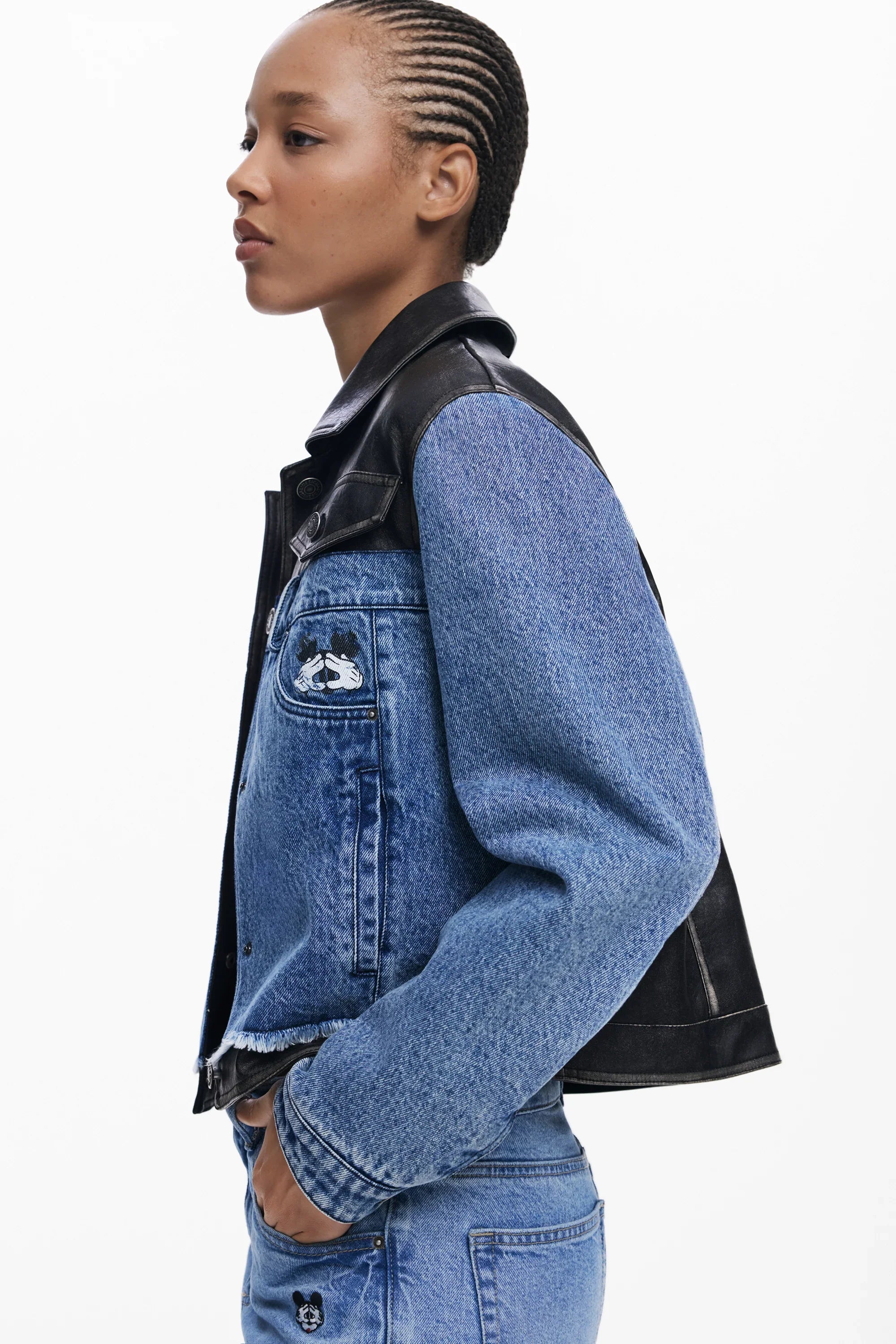 דוגמנית עם ג׳קט דנים משולב עור ועיטור פנדה, אופנת רחוב CHOZEN