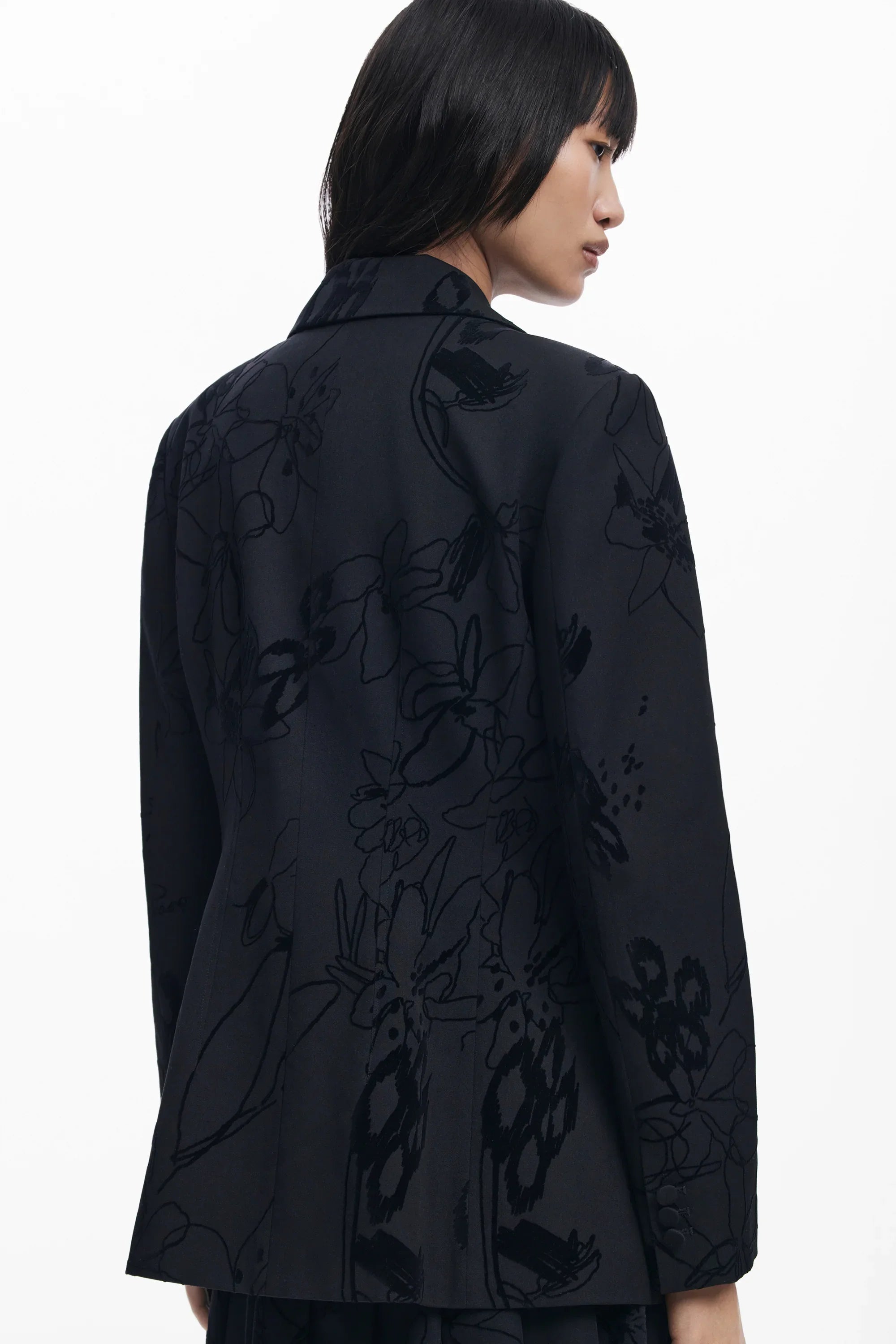 אישה לובשת בלייזר שחור עם הדפס פרחים, אופנה יוקרתית CHOZEN