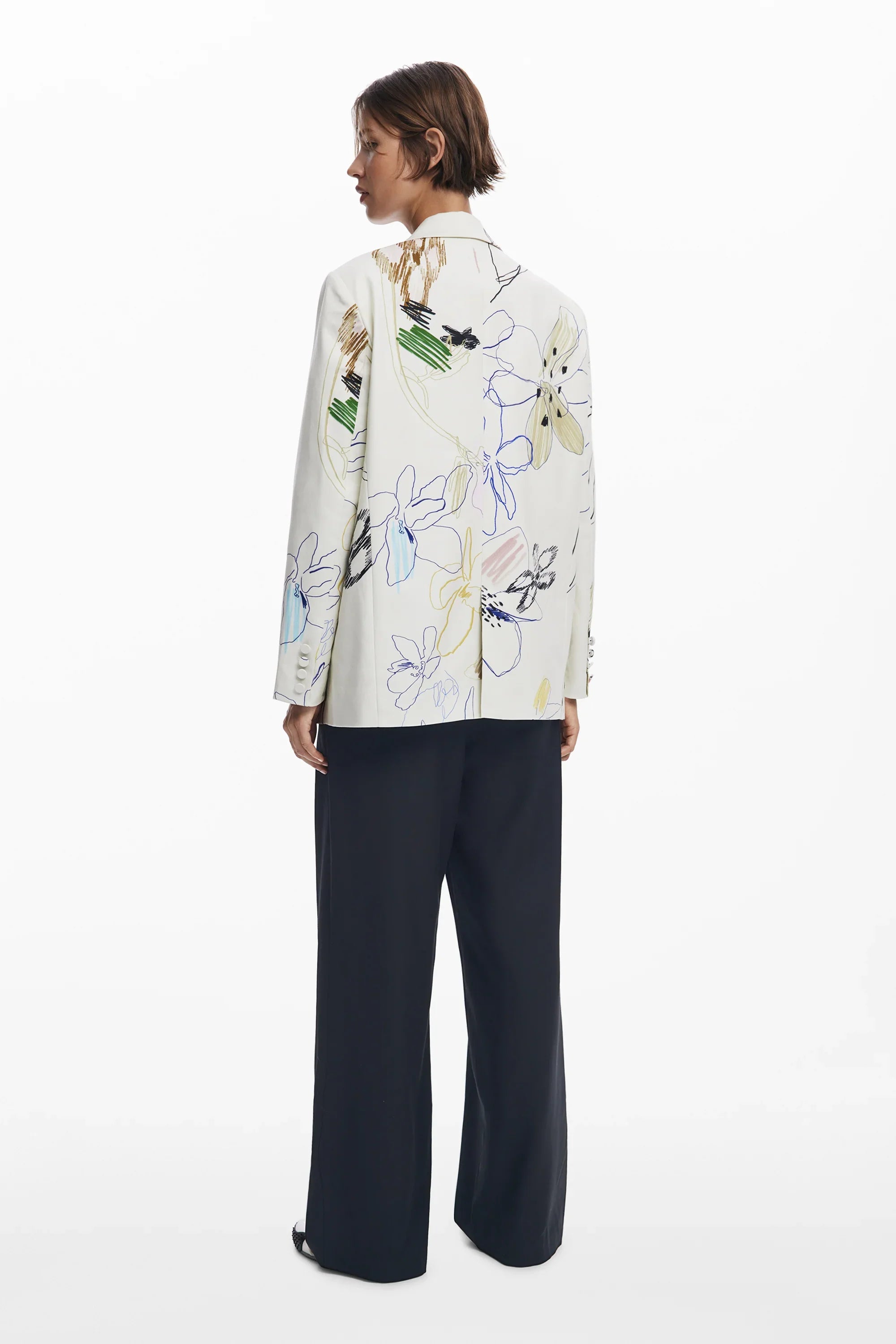 ג'קט לבן עם הדפס פרחים צבעוני לנשים, אופנת CHOZEN, צילום אחורי בסטודיו