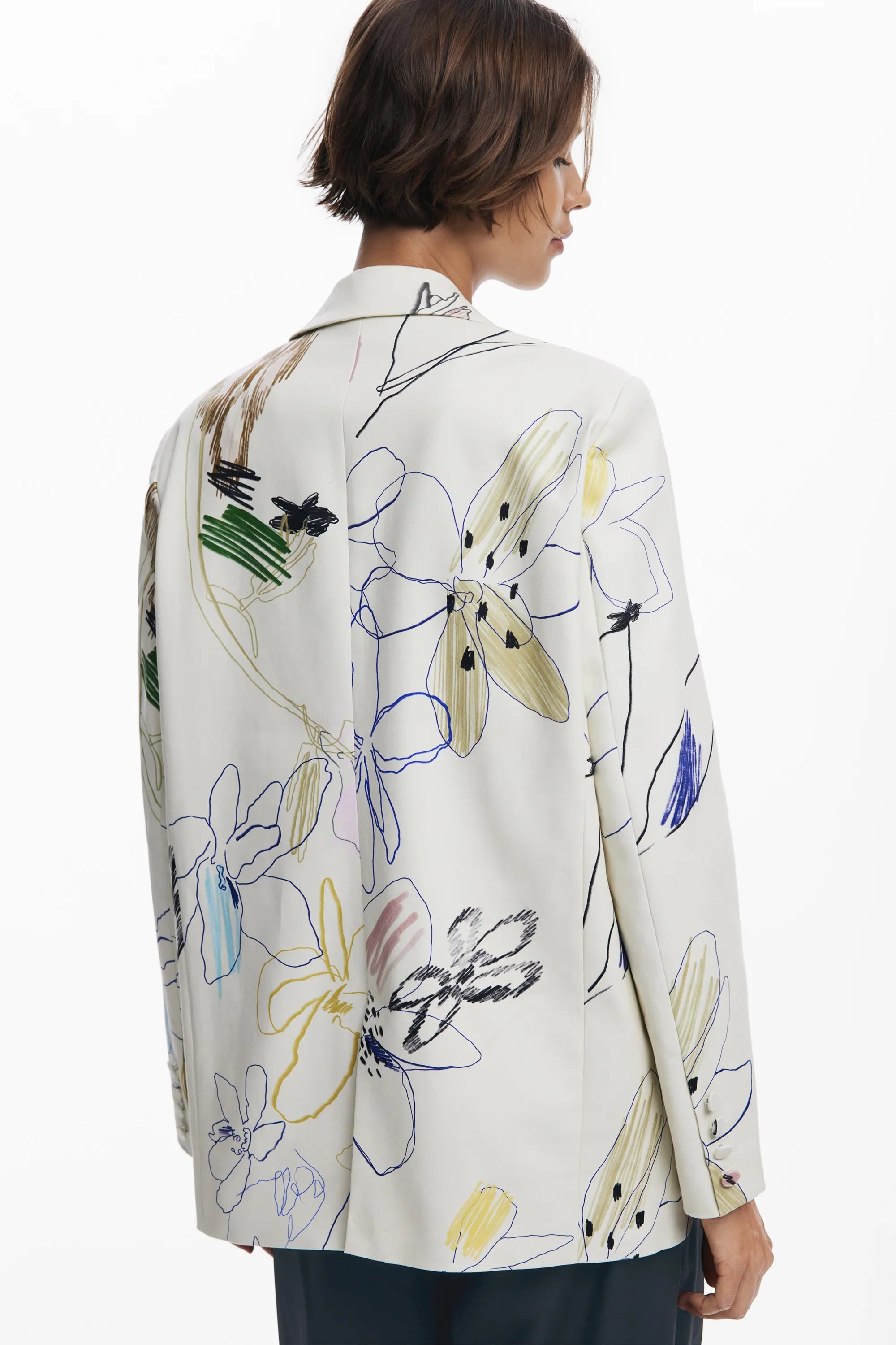 בלייזר לבן עם הדפס פרחים צבעוני, אופנה יוקרתית לנשים באתר CHOZEN