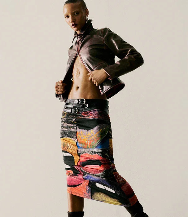 דוגמנית בחצאית צבעונית עם הדפסים אמנותיים וג'קט עור בעיצוב אופנתי, צילום אופנה ל-CHOZEN