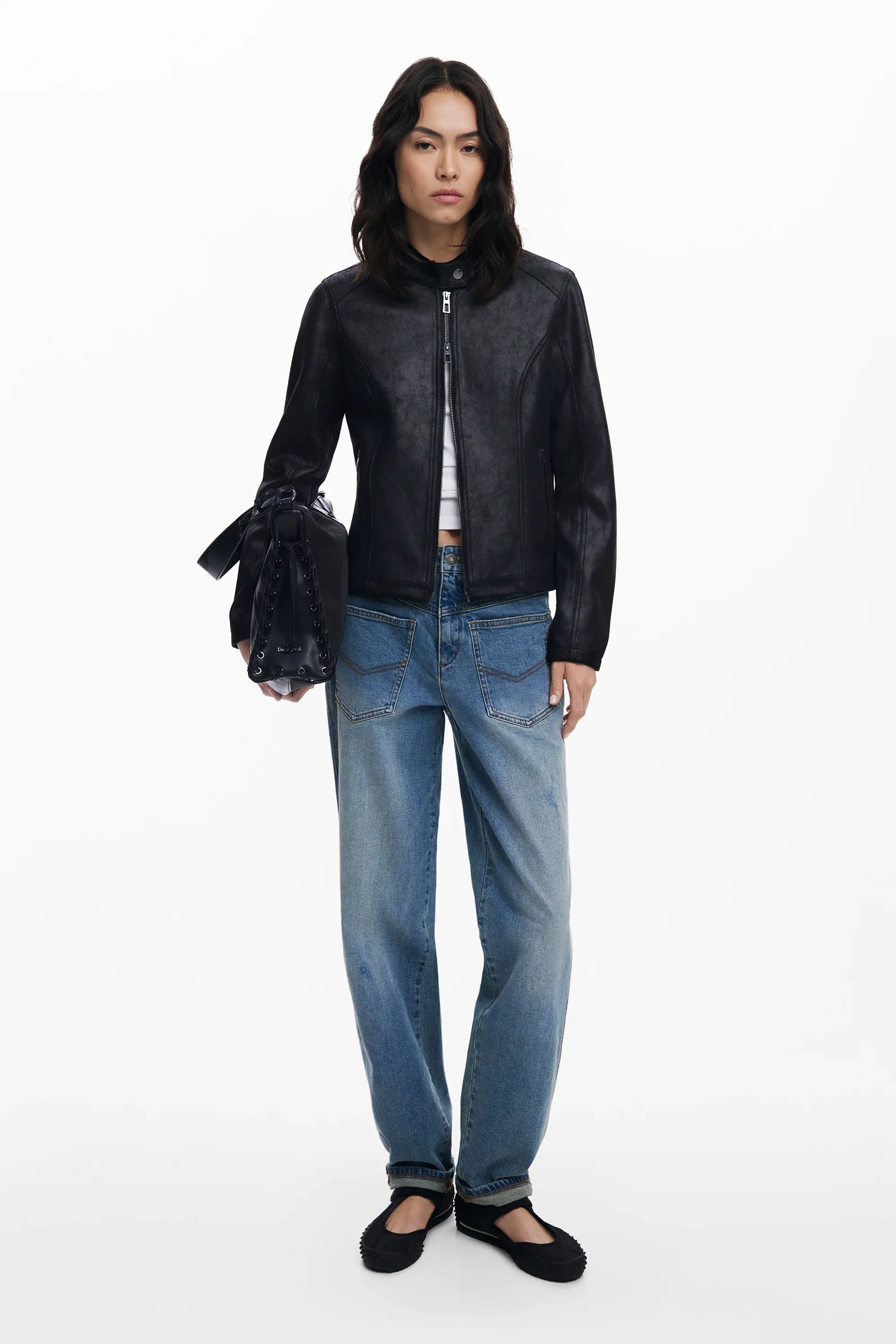 דוגמנית עם ז'קט שחור, ג'ינס כחול ותיק שחור, אופנת CHOZEN קבוצת אלפא