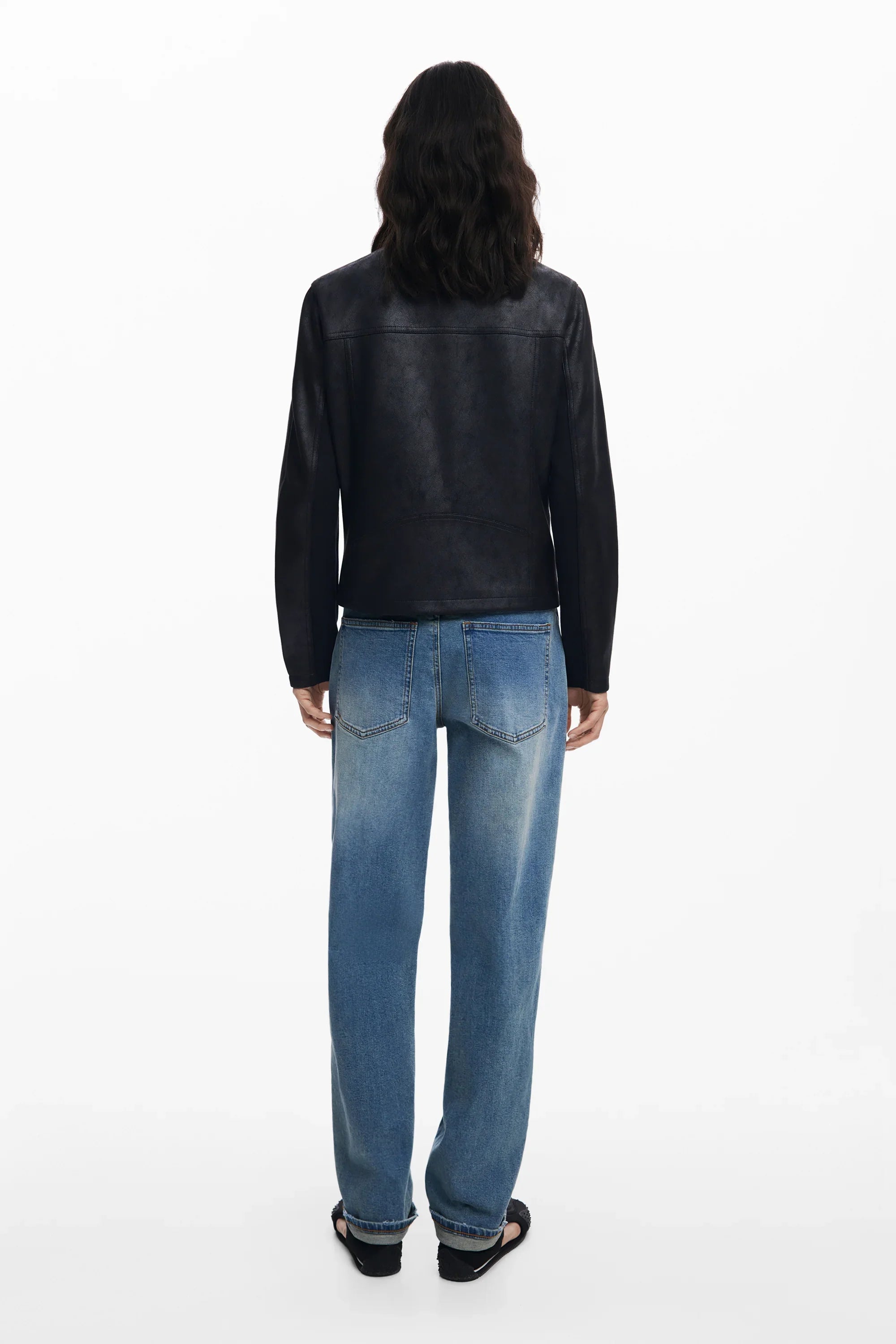 גבר לובש ג'קט עור שחור ומכנסי ג'ינס כחולים, צילום גב, אופנה מודרנית CHOZEN