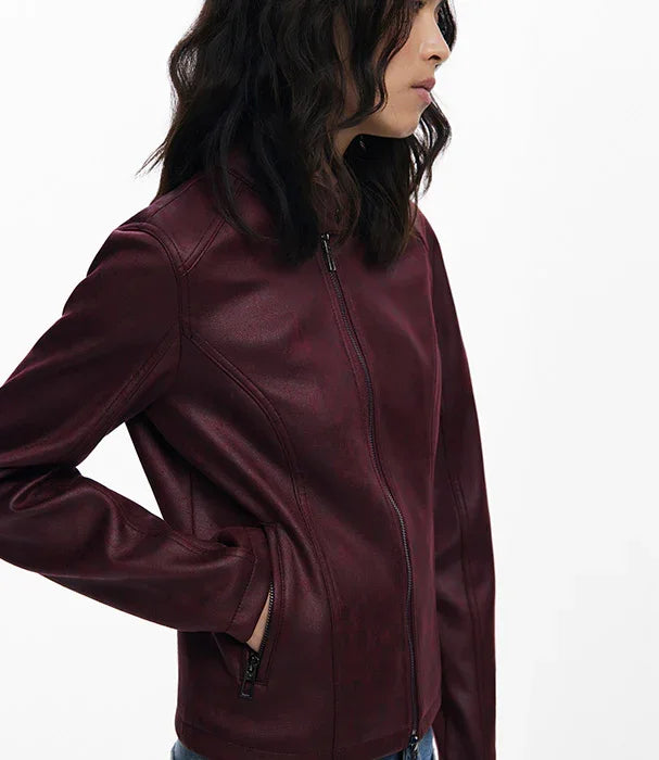 אישה עם ז'קט עור בורדו, אופנה חורפית של CHOZEN, תצלום בסטודיו על רקע לבן