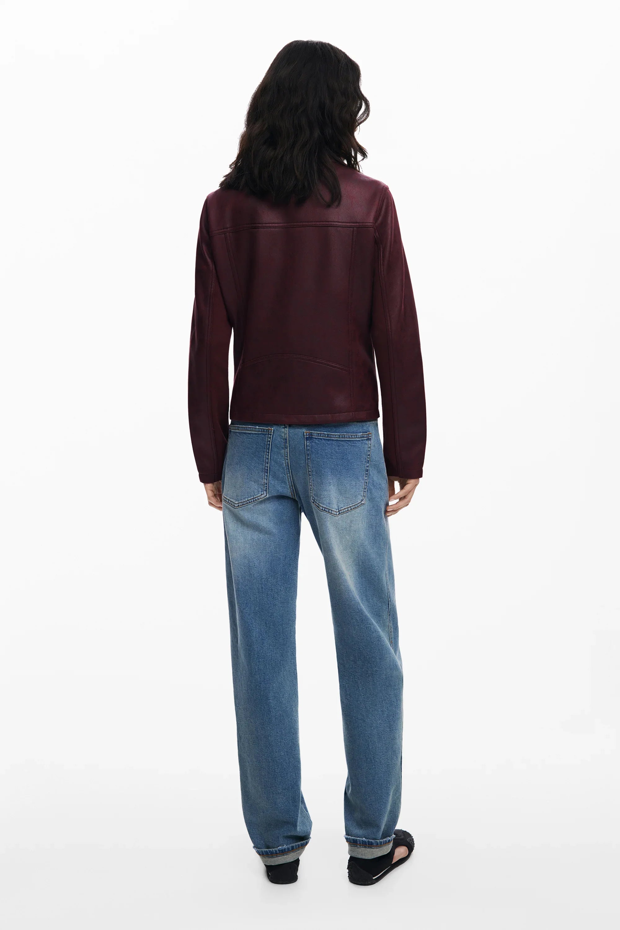 אדם עם מעיל בורדו יוקרתי ומכנסי ג'ינס רחבים, אופנה עכשווית ב-CHOZEN